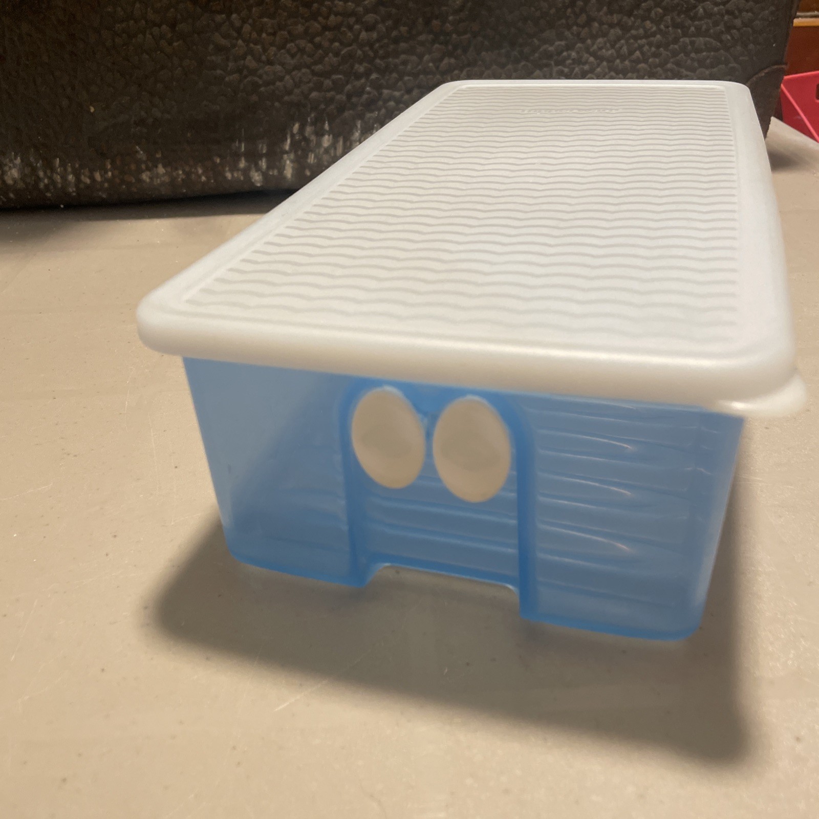 FridgeSmart Tupperware 8.5 Cup / 2.0L Blue Plastic Vented Container & Lid 4352B