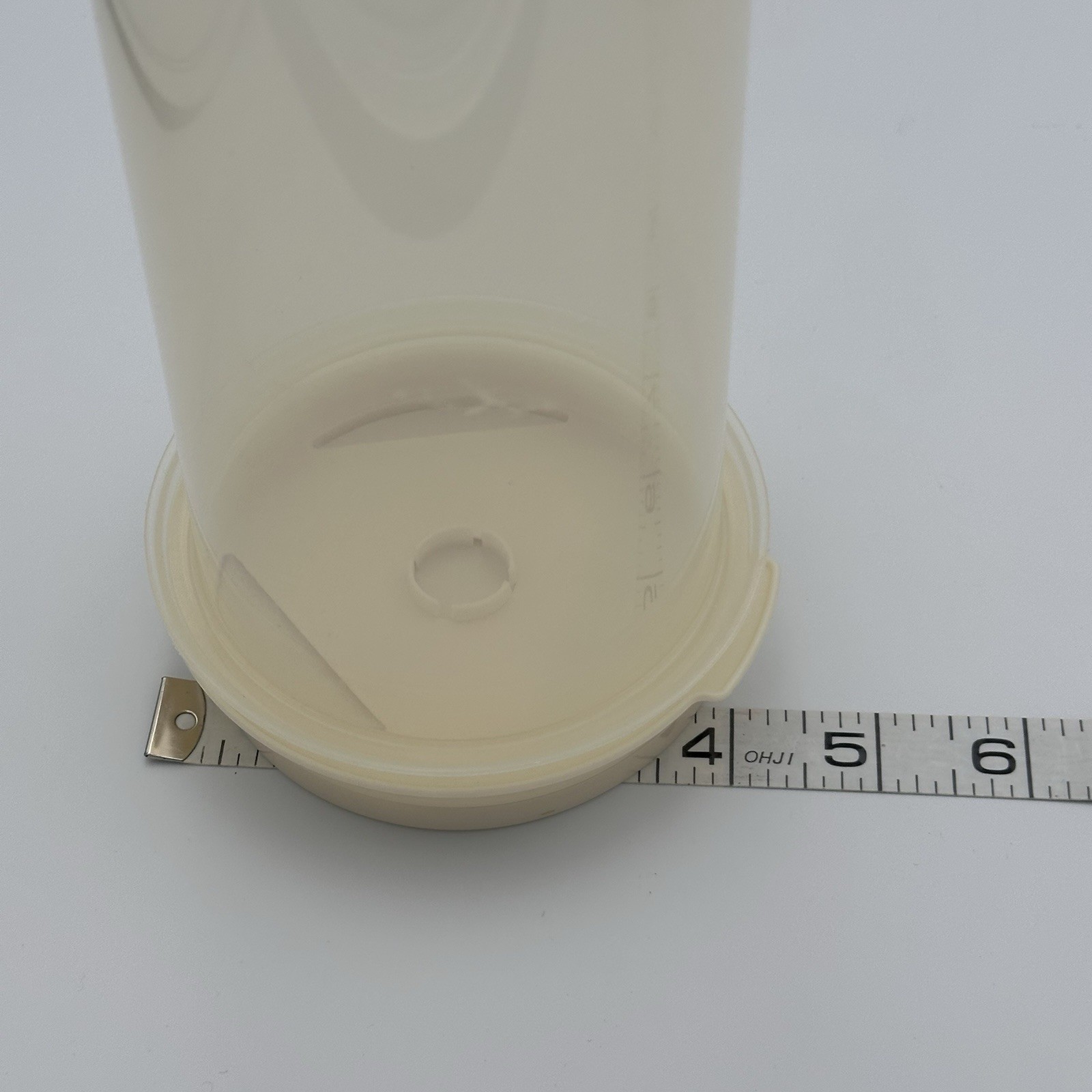 Rubbermaid Servin’ Saver Pasta Spaghetti Keeper Storage with Easy Measure Lid