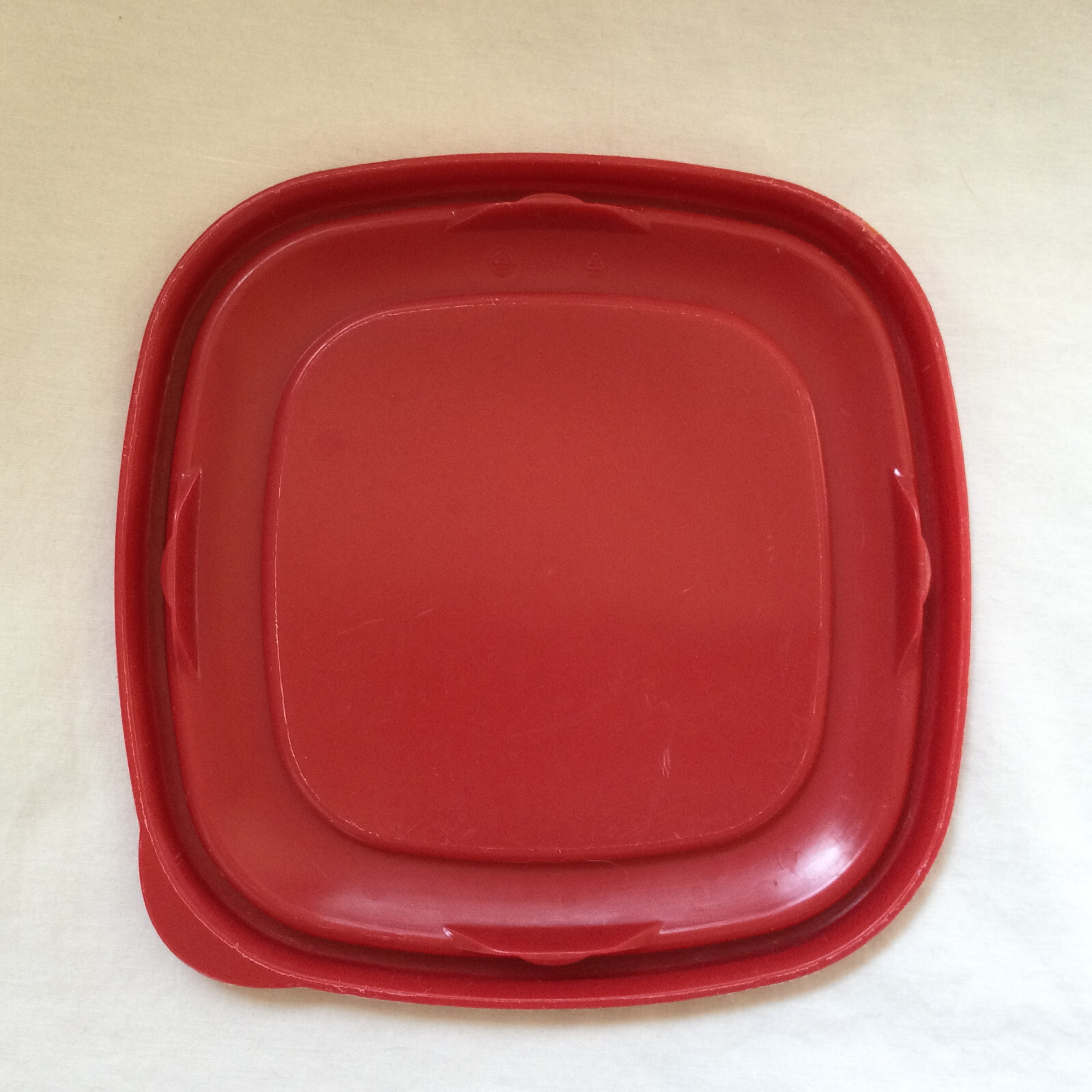 Rubbermaid 7J64 1 Container Easy Find Red Square Replacement Lid 6”