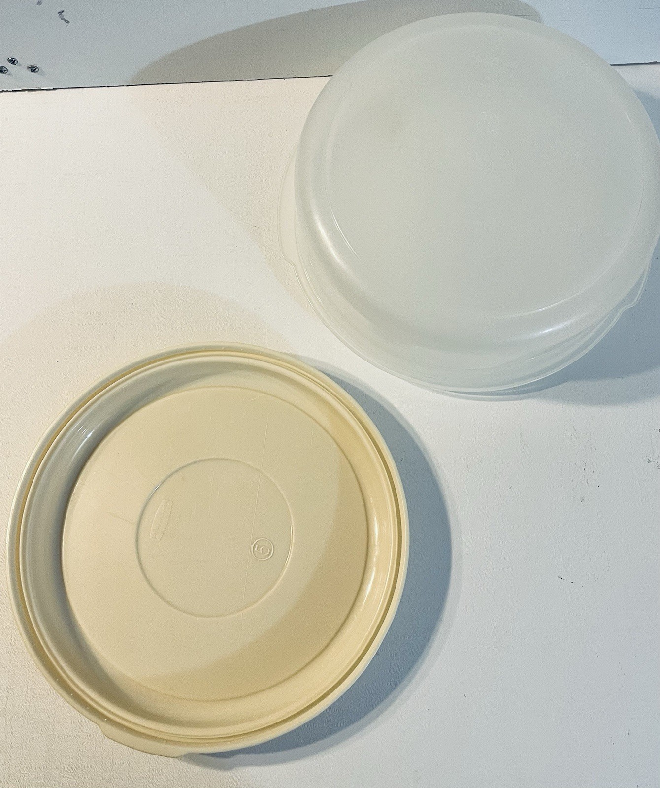 VTG Rubbermaid Servin’ Saver #5 22 Cup Almond Lid Storage Container Round Large.