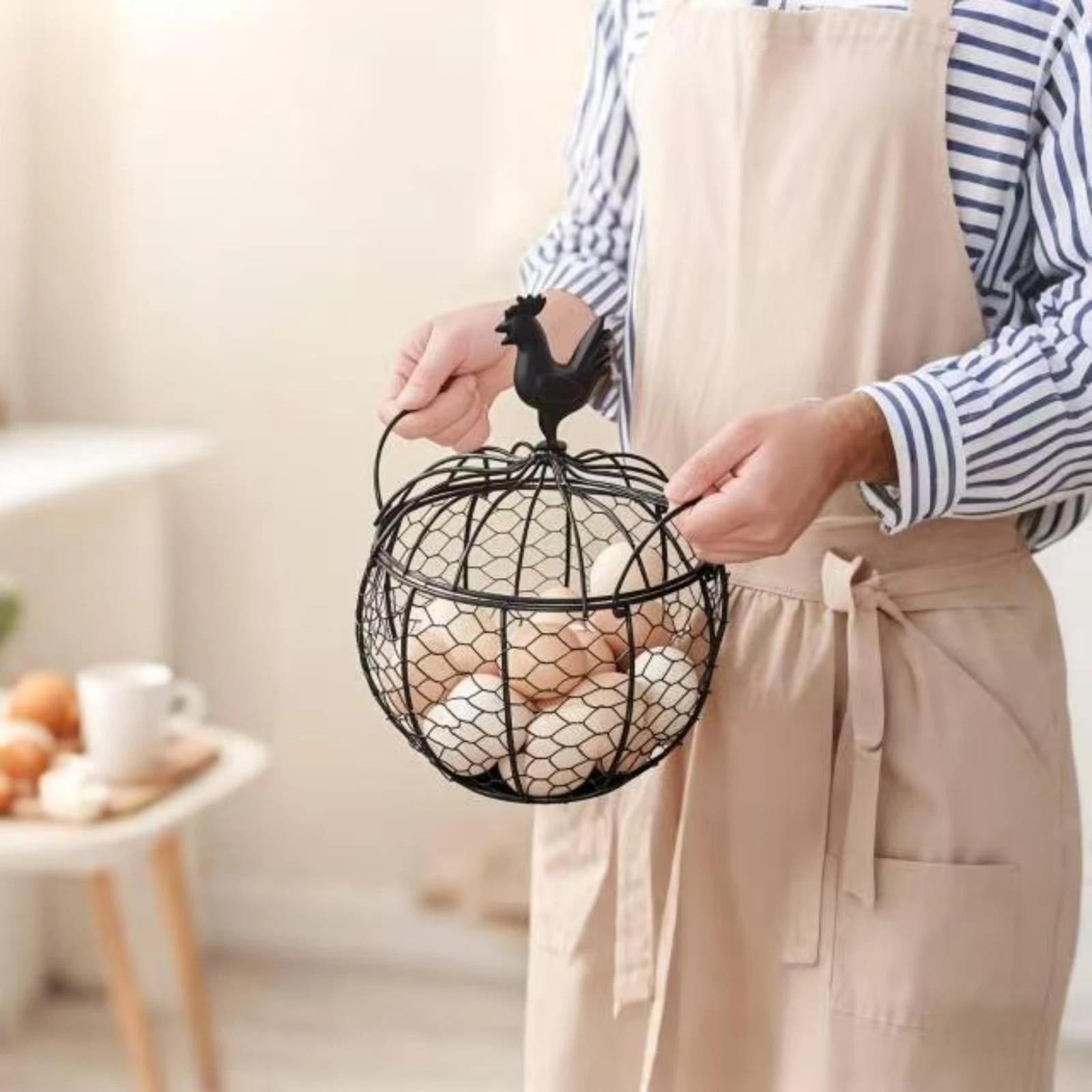 Cesta de alambre para huevos para recoger huevos frescos con asa. Soporte huevos