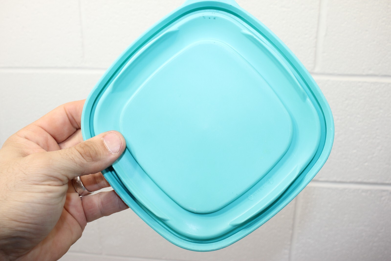 Rubbermaid Easy Find Replacement 7J64 Teal/Aqua Food Container Lid 6 1/2″ Clean!