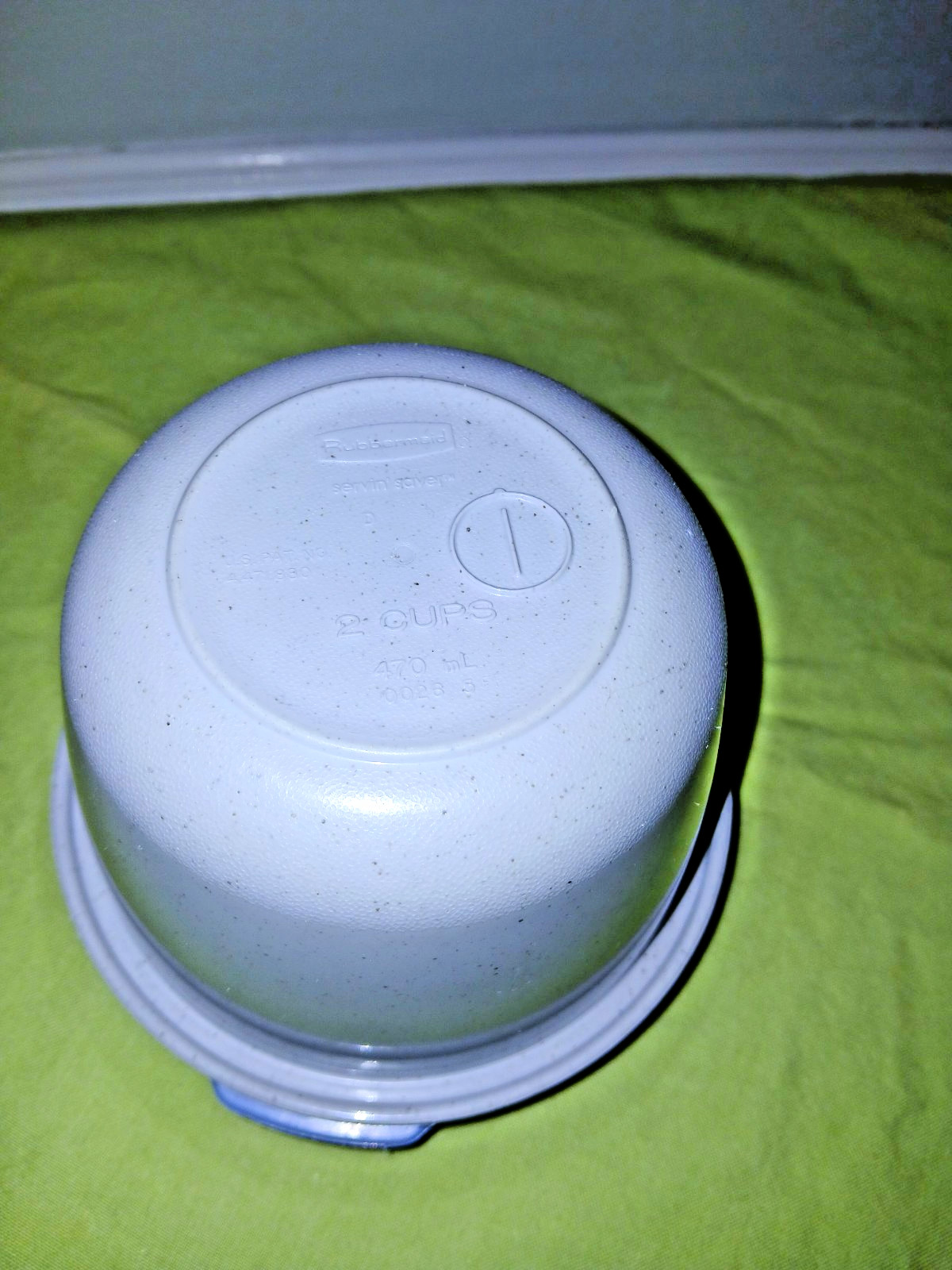 3 Rubbermaid Servin Saver Storage Containers 2 c and two 1/2 c gray w blue lid