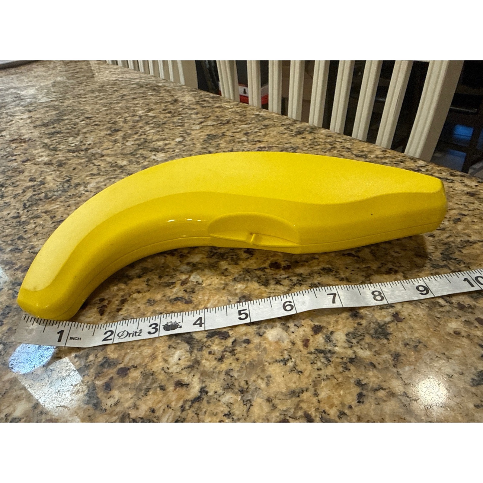 Tupperware Banana Keeper Yellow Plastic Fruit Protector Guard Case 9 Inch