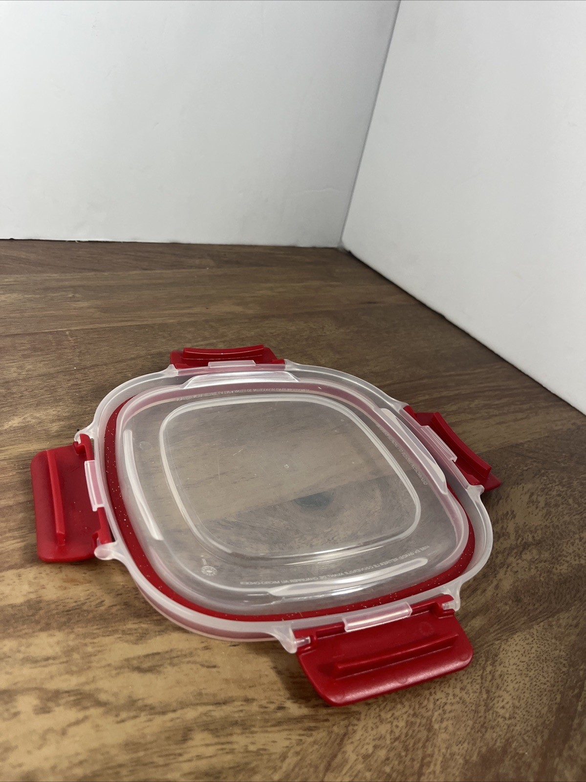 Rubbermaid 6×6” Locking Lid Only Clear Red