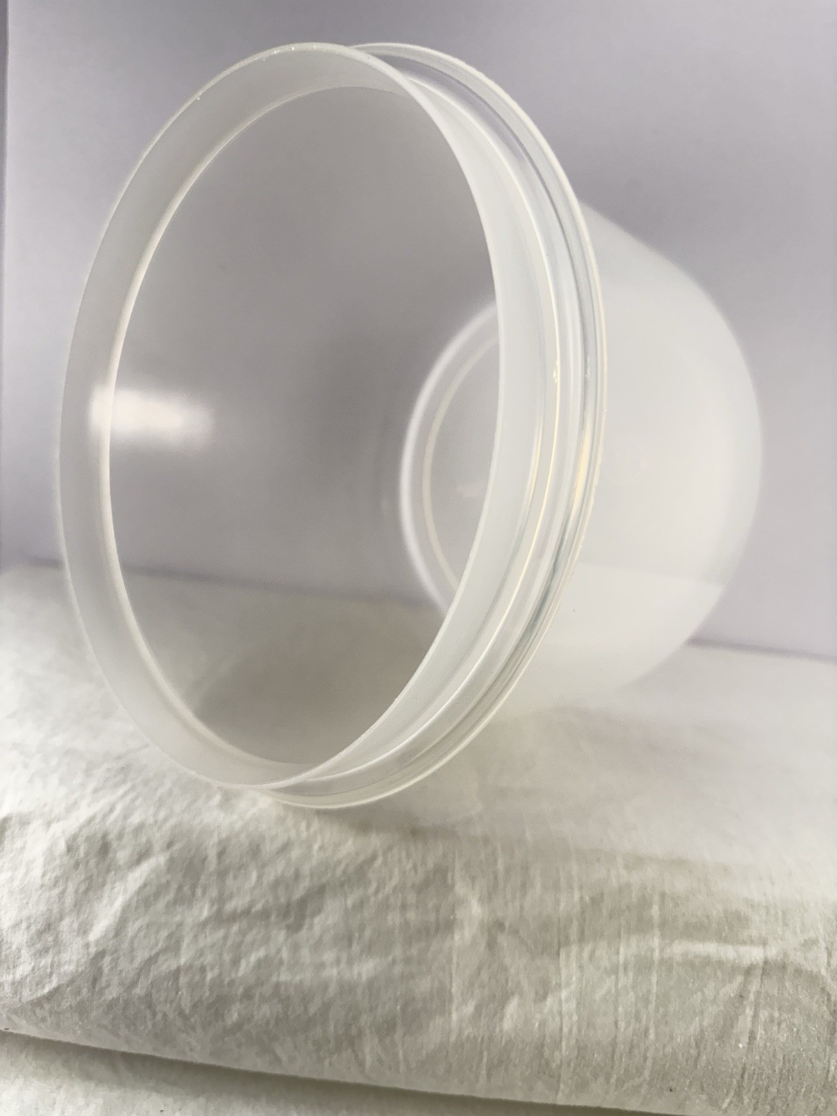 Rubbermaid Servin Saver #9 10 Cup Round Clear Container Almond With Lid