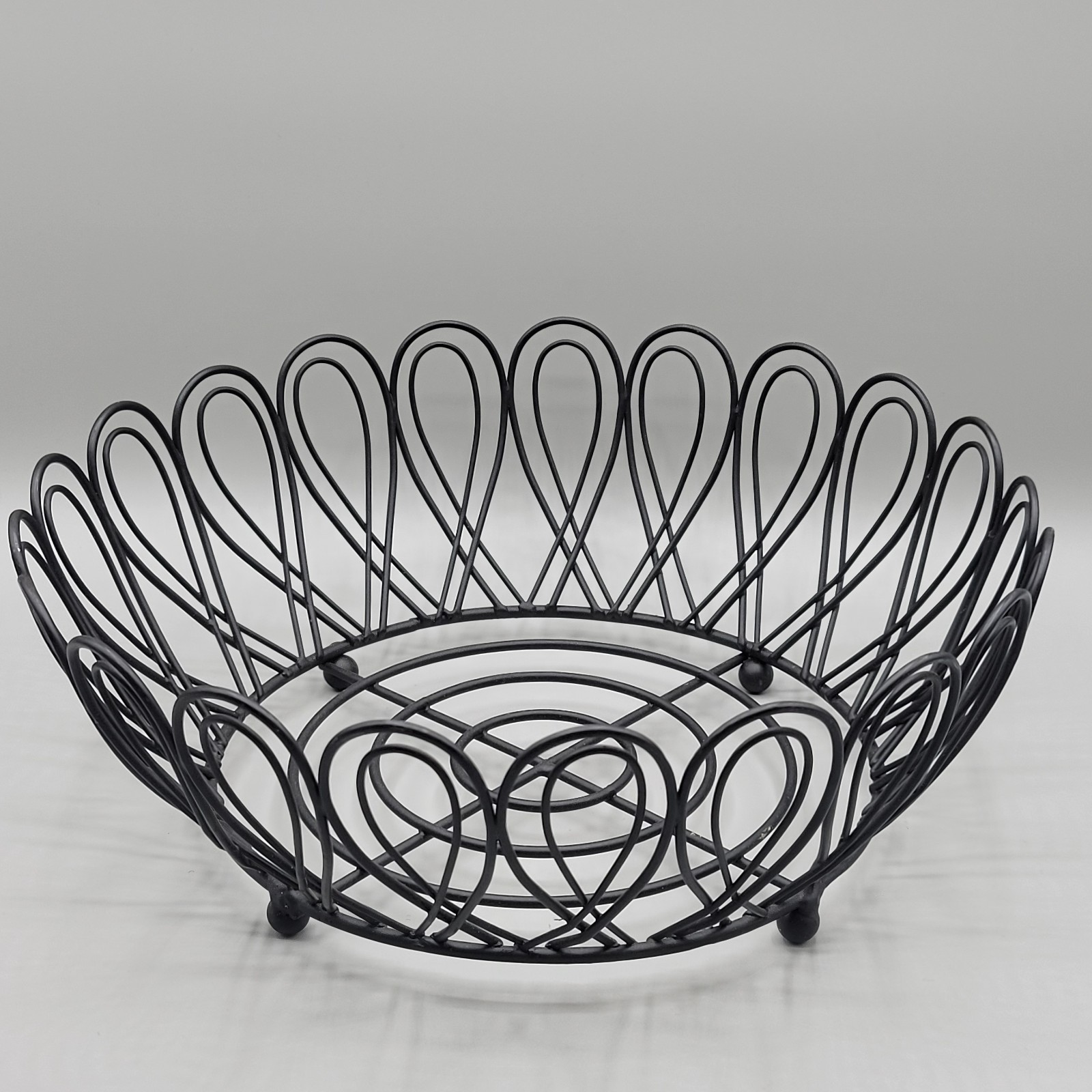 Durable Metal Wire Fruit Basket Bowl Modern Counter Top Decor Centerpiece Rack