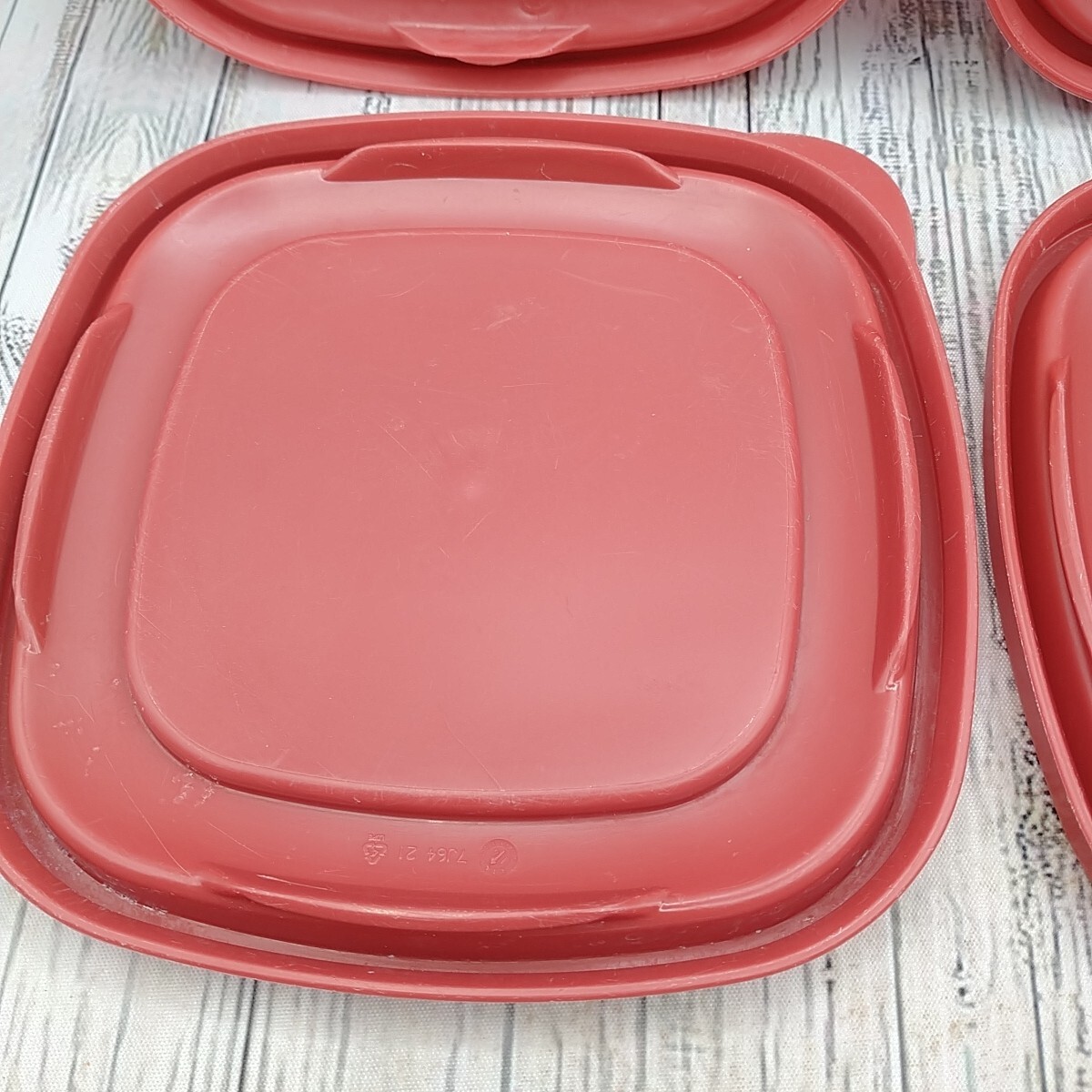 Rubbermaid Easy Find Lid 7J64 Red Square 4 Replacement Food Container Lids 6.5″