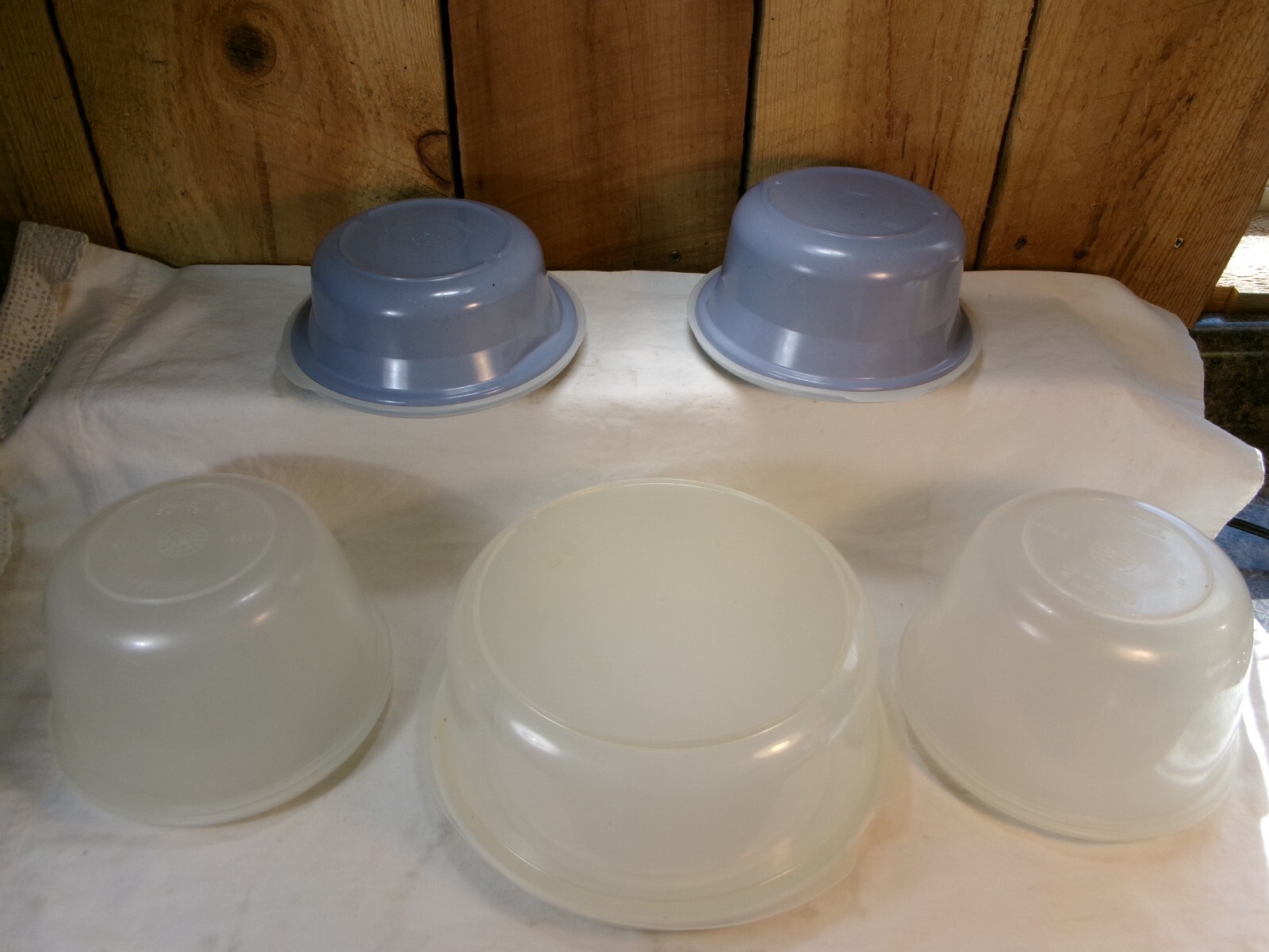 Lot of 5 Rubbermaid Food Storage Containers w/Lids 20oz, 32oz, (2)6 cups, 3.2qt