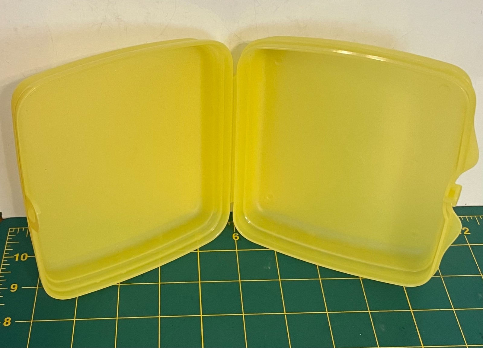 Tupperware Yellow Sandwich Keeper 5.5″ Square Frosted Clamshell 8203A