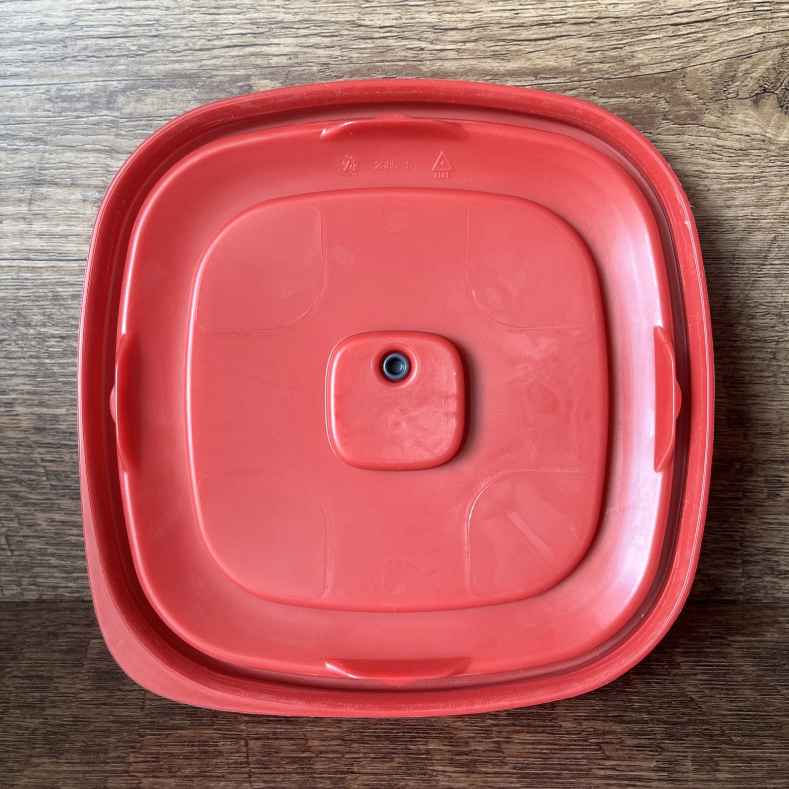 Rubbermaid 7 Cup 1.6 L Containers 7J63 Easy Find Red Snap Lid Vented VERY NICE!