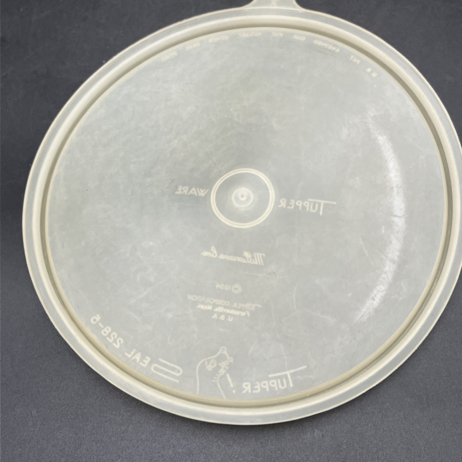 Vintage 1954 Tupperware REPLACEMENT LID 228-5 Tupper Seal Millionaire Line USA