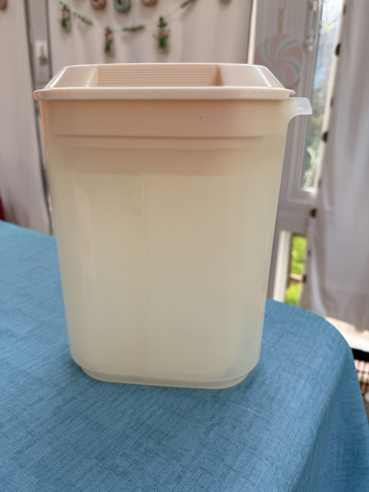 Lot of 2 Rubbermaid Slim Pitchers 2.5 & 1.5 Quart Servin Saver With Lids Vintage