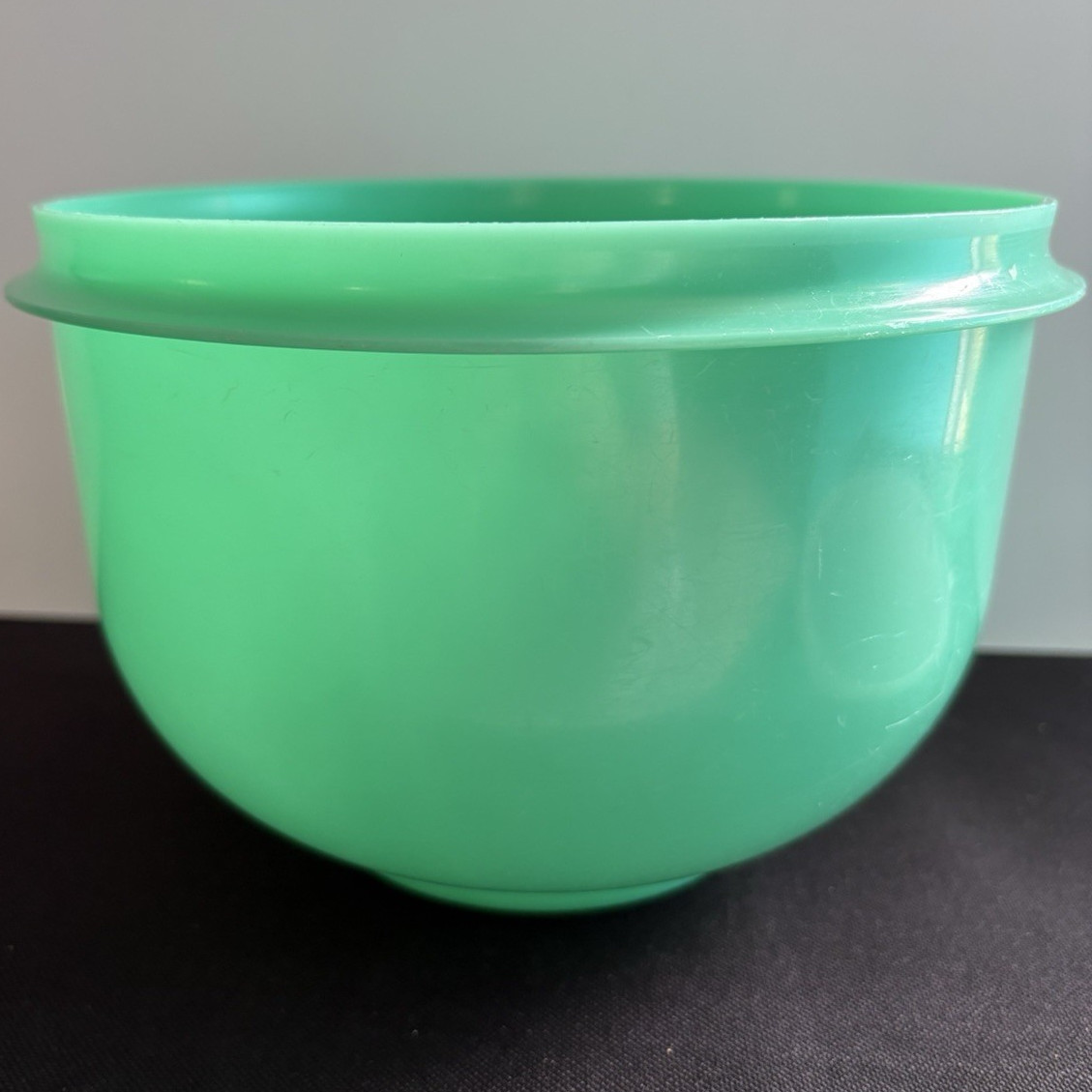 Tupperware 1424-4 5.5 qt Green Plastic Lettuce Storage w/ Snap Lid & Insert