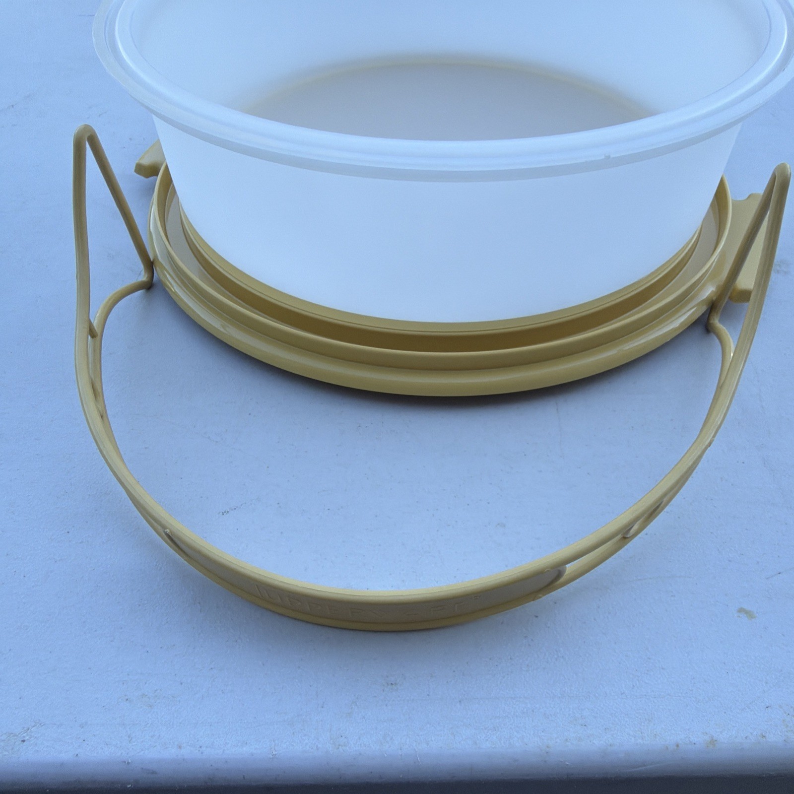 Vintage Tupperware Pie Cake Keeper Taker Carrier 719-1 Harvest Gold With Handle