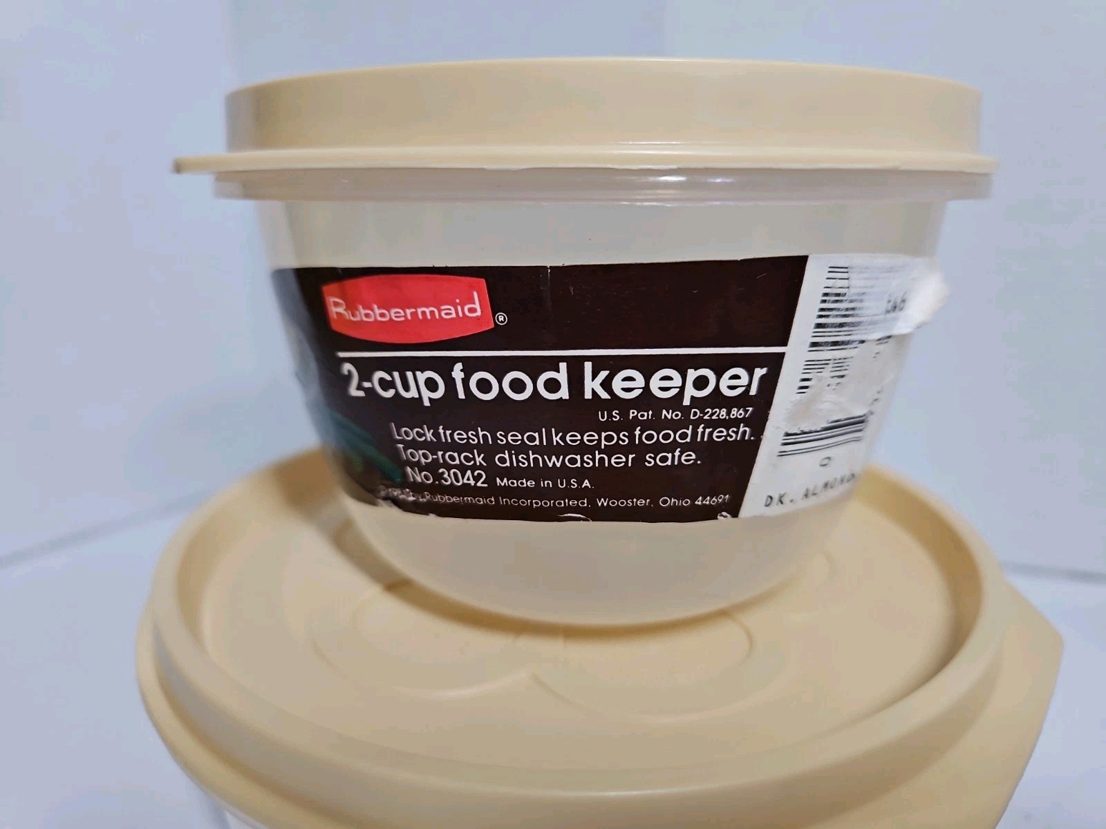 Vintage 1983 Lot Of 2 Rubbermaid Lock Fresh Food Keepers 2C. & 4C. Daisy Lids…