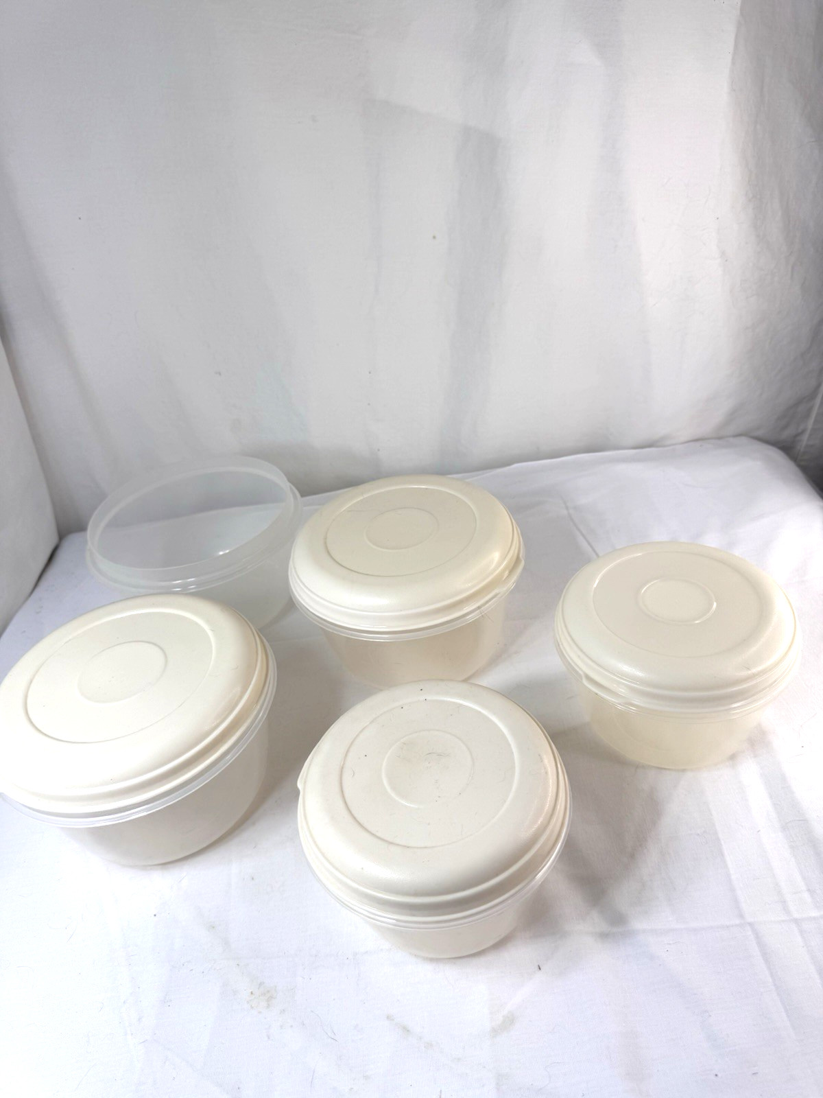 Vtg Rubbermaid Servin’ Saver Round Storage Containers Almond Lids Lot Of 4 +1 FS