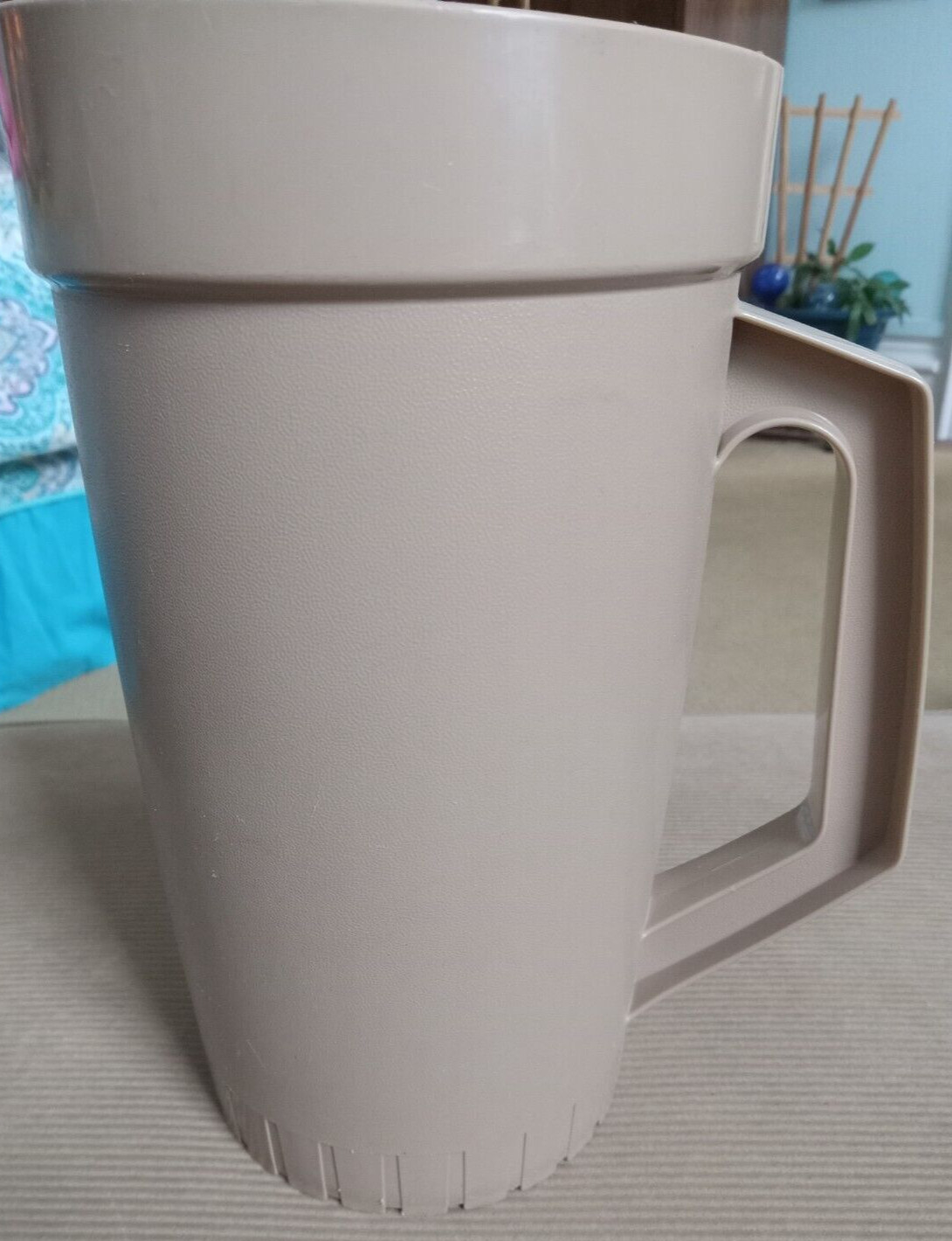 Vntg TUPPERWARE Tan Round 2 Qt Pitcher w Handle #800 & Push Button Lid #801/#802