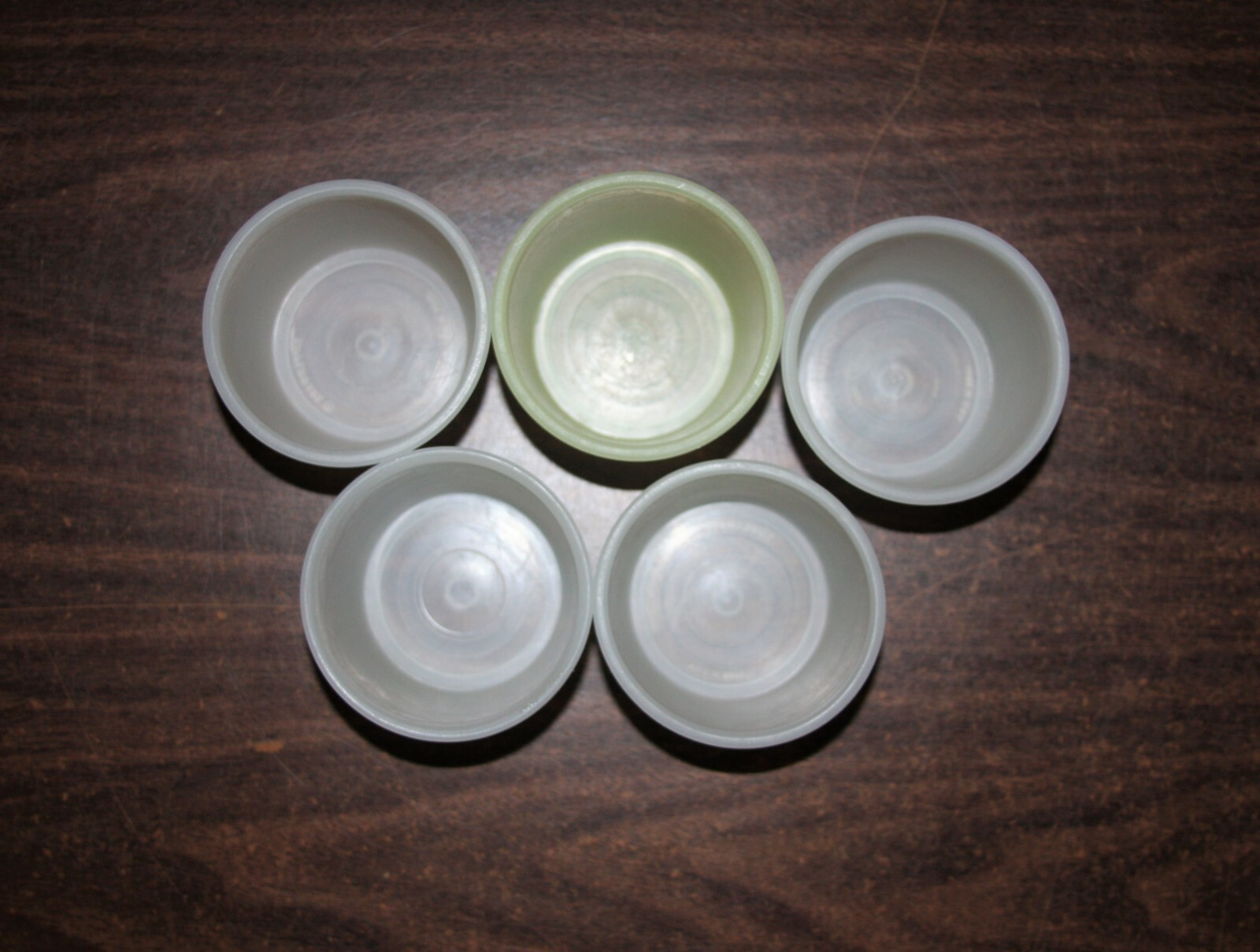 5 VINTAGE TUPPERWARE 8 OUNCE SNACK / STORAGE CUPS WITH COVERS