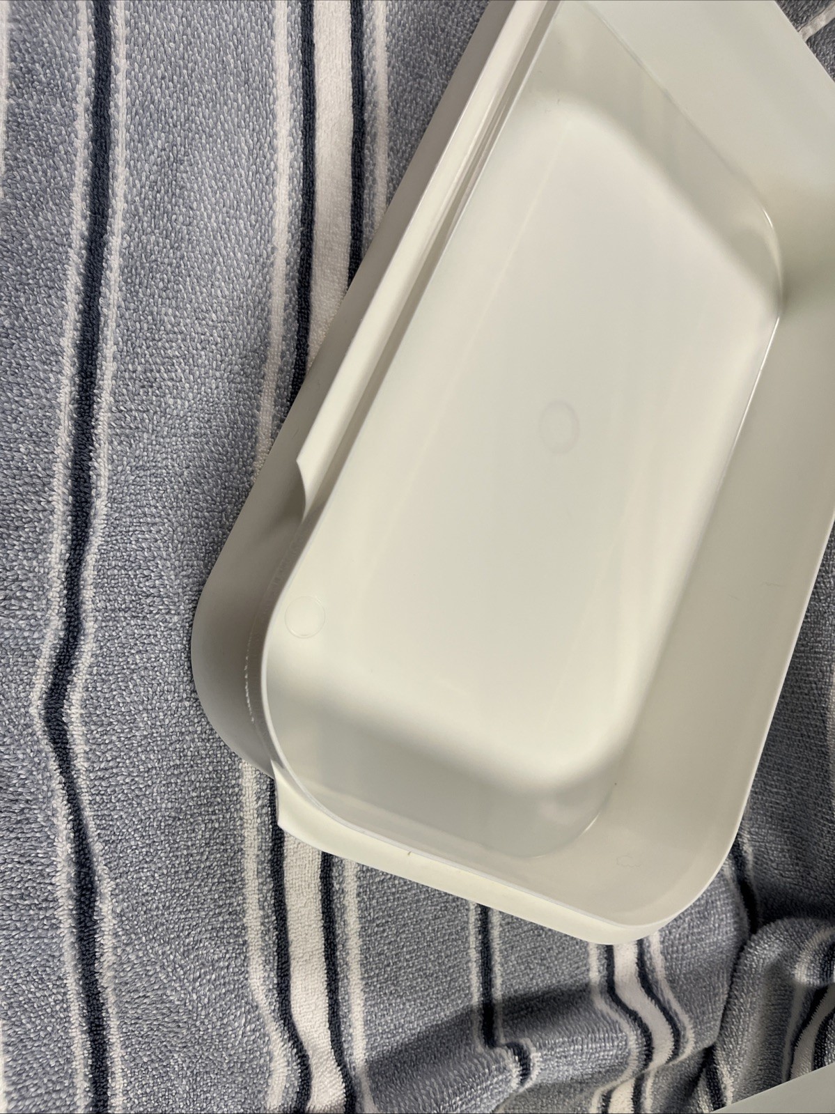 (2) Pre-owned Design Iris Schwartz 16″ X 10″ X 3.5″ Plastic Container W Handles
