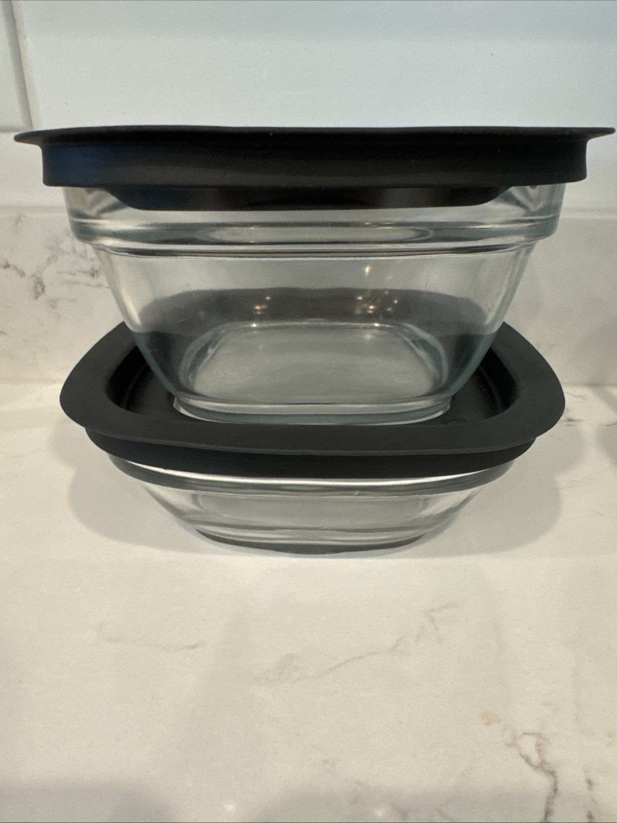 2 Rubbermaid Glass Food Storage Containers w/Lids 7N63-4 Cup and 7N62- 2.5 Cup