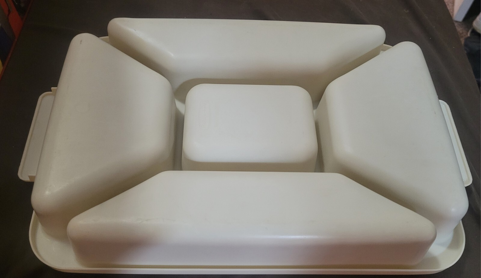 Rubbermaid Servin Saver 0833 Divided Serving Vegetable Tray Almond Vintage