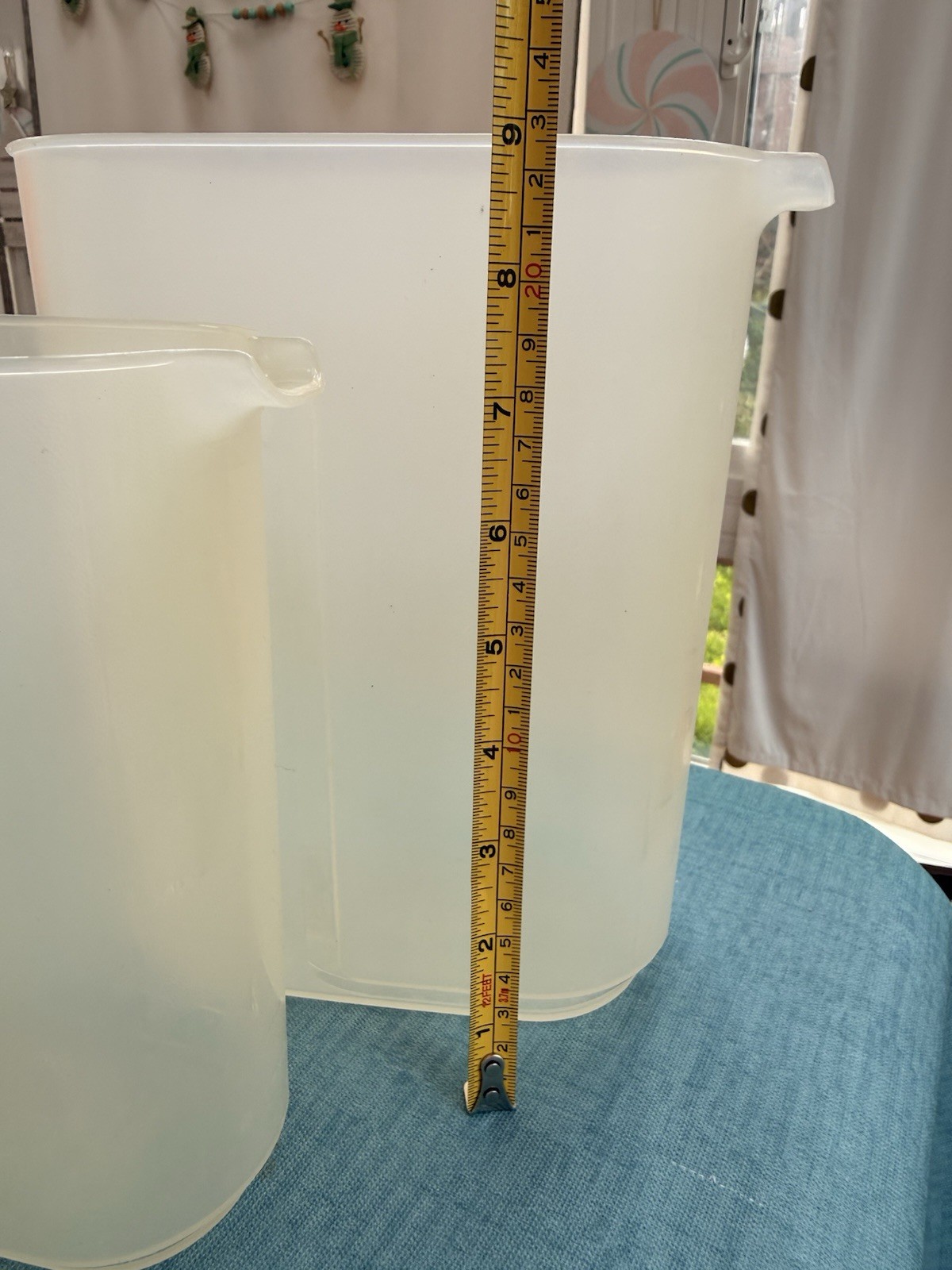 Lot of 2 Rubbermaid Slim Pitchers 2.5 & 1.5 Quart Servin Saver With Lids Vintage