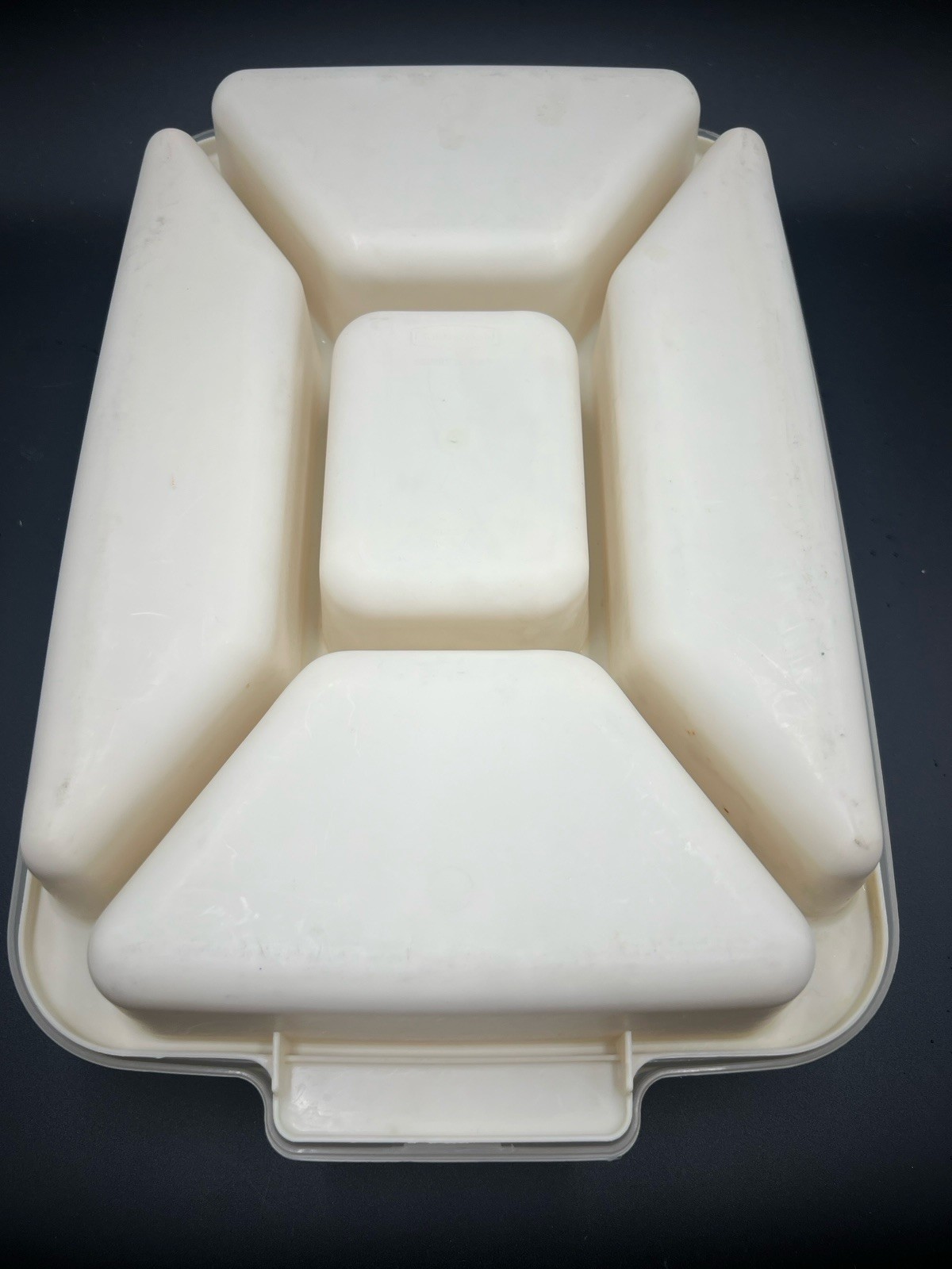 VTG Rubbermaid Servin Saver Almond #0833 Divided Tray & Lid