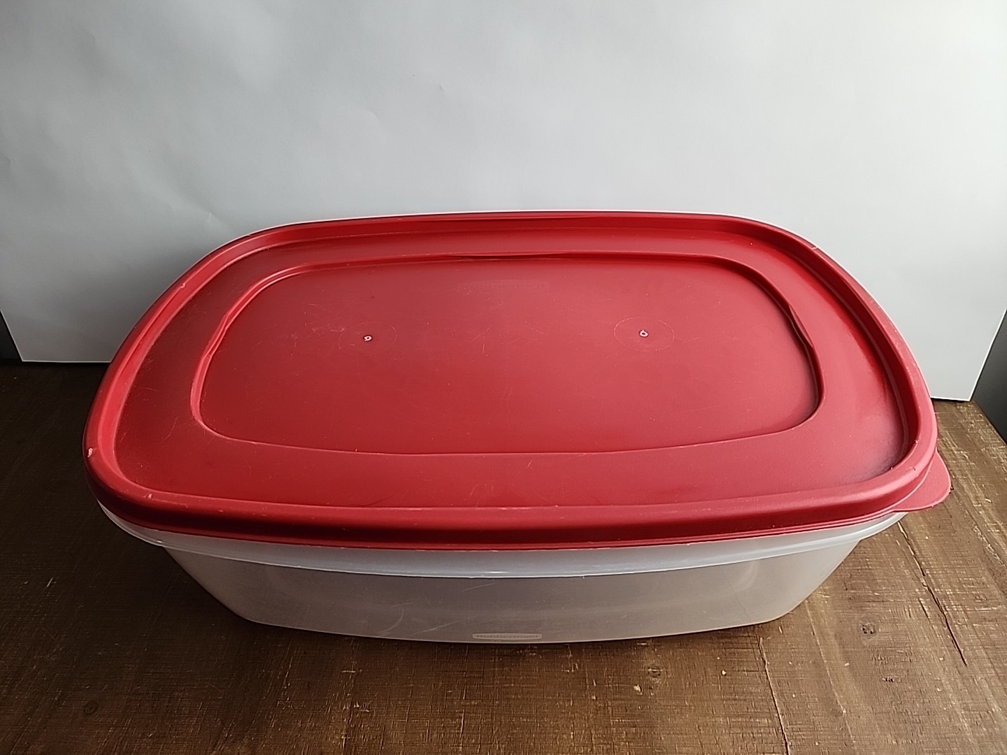 Large Rubbermaid Clear Food Storage Container 40 Cup Red Lid 17 x 11 x 5.5″
