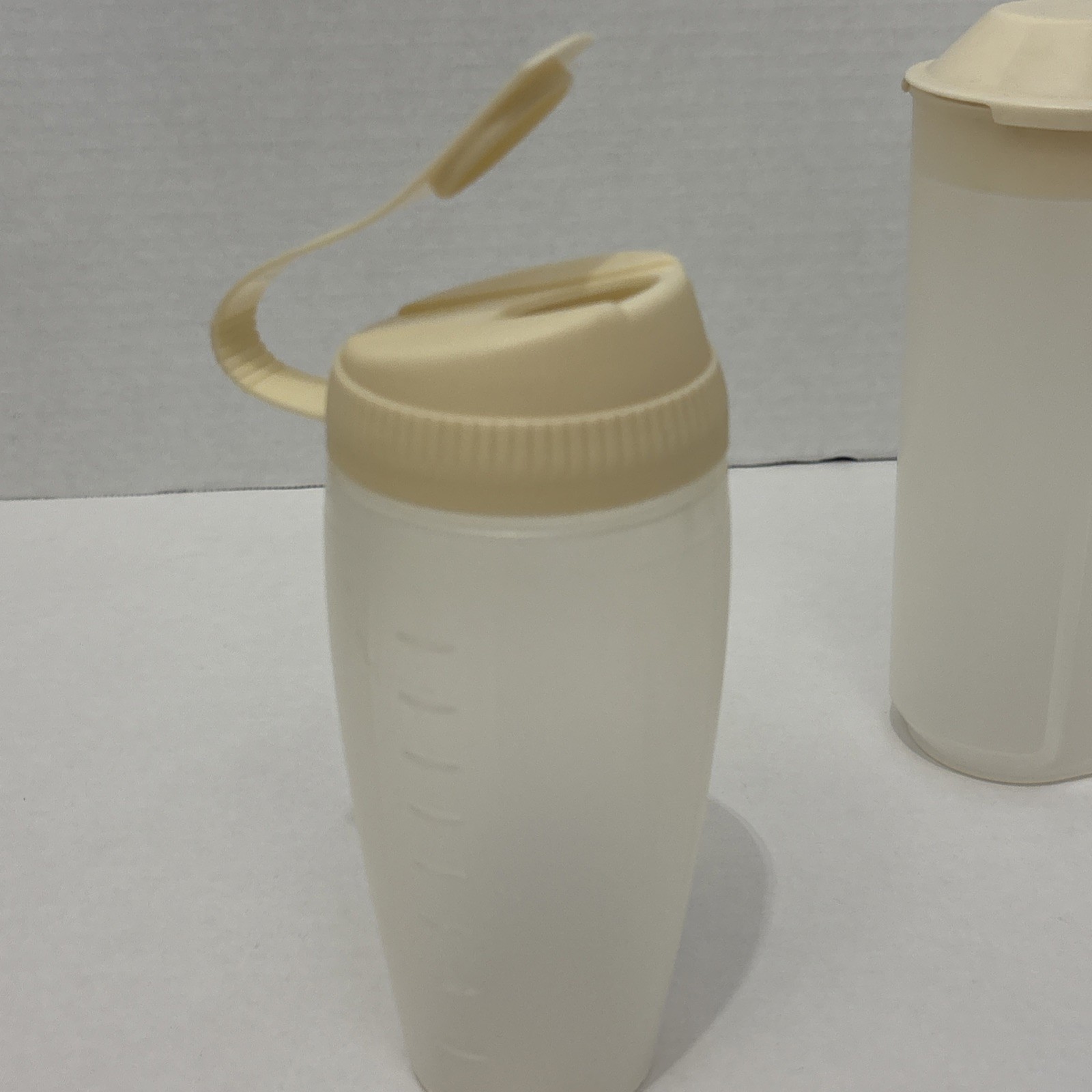 Vintage Rubbermaid Servin’ Saver Set – 1.5 Qt Dispenser & 16oz Shaker