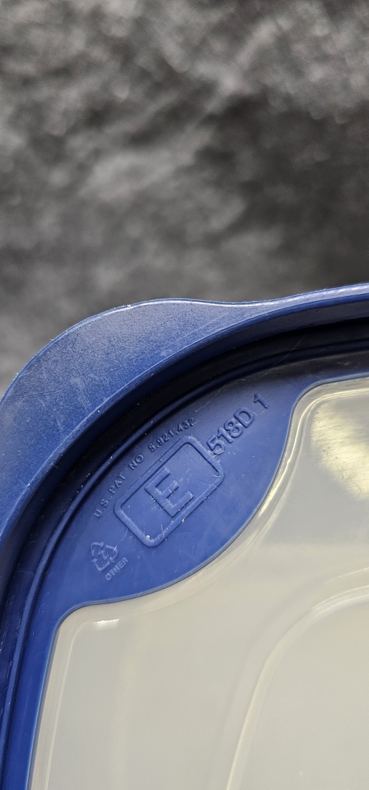 Rubbermaid 4-Liter “E” Container 1.1 Gallon Clear Blue Rim Lids Rectangular