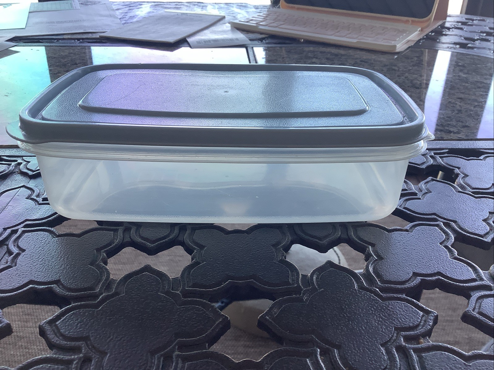 Rubbermaid Servin’ Saver # 11 Storage Container Blue Lid 24 oz Rectangle 0114