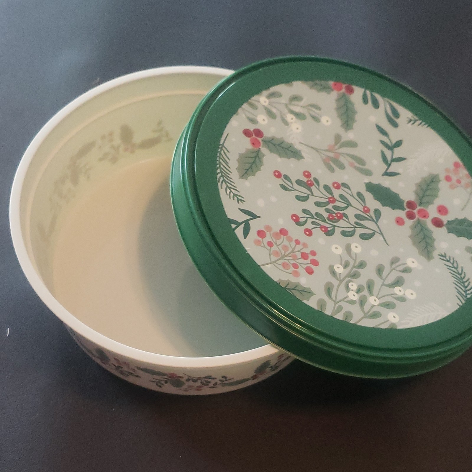 Round Plastic Food Storage Containers 12 oz (Set of 2) Green Snap Lid Holiday