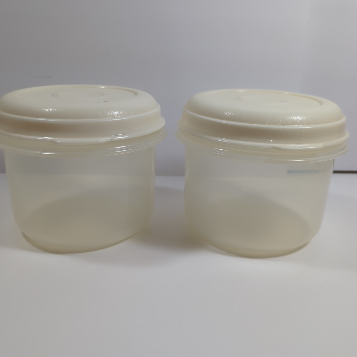 Rubbermaid Servin Saver #7 3 Cup Round Container Almond Lid