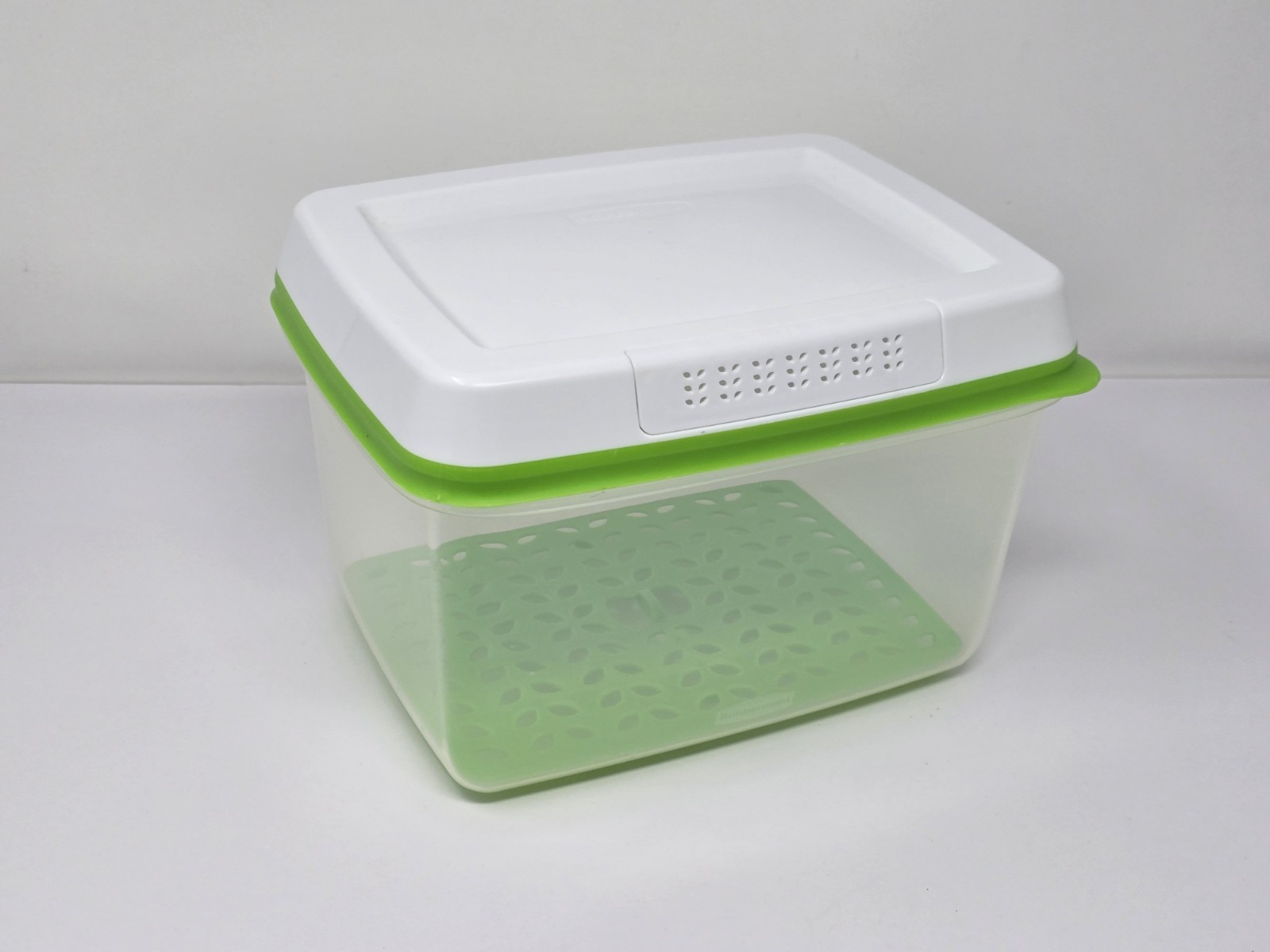 Gently used Rubbermaid FreshWorks Produce Saver Fresh Vent Large 17.3 Cups 4.1 L