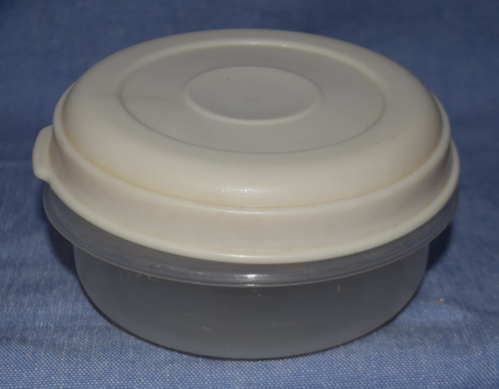 Vintage Rubbermaid Servin’ Saver #1 Round 14 Oz Storage Container w/ Almond Lid