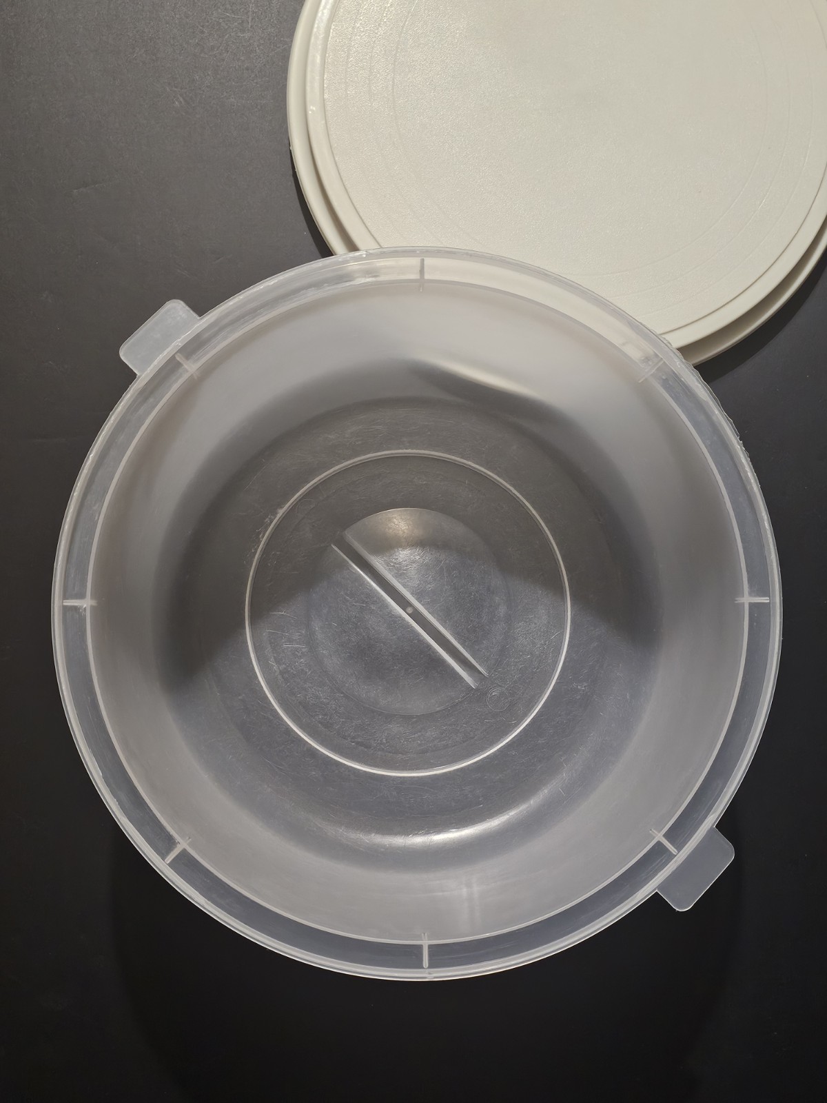 Vintage Rubbermaid Servin’ Saver Cake Keeper 12″ Rare Flat-Handle Dome Lid