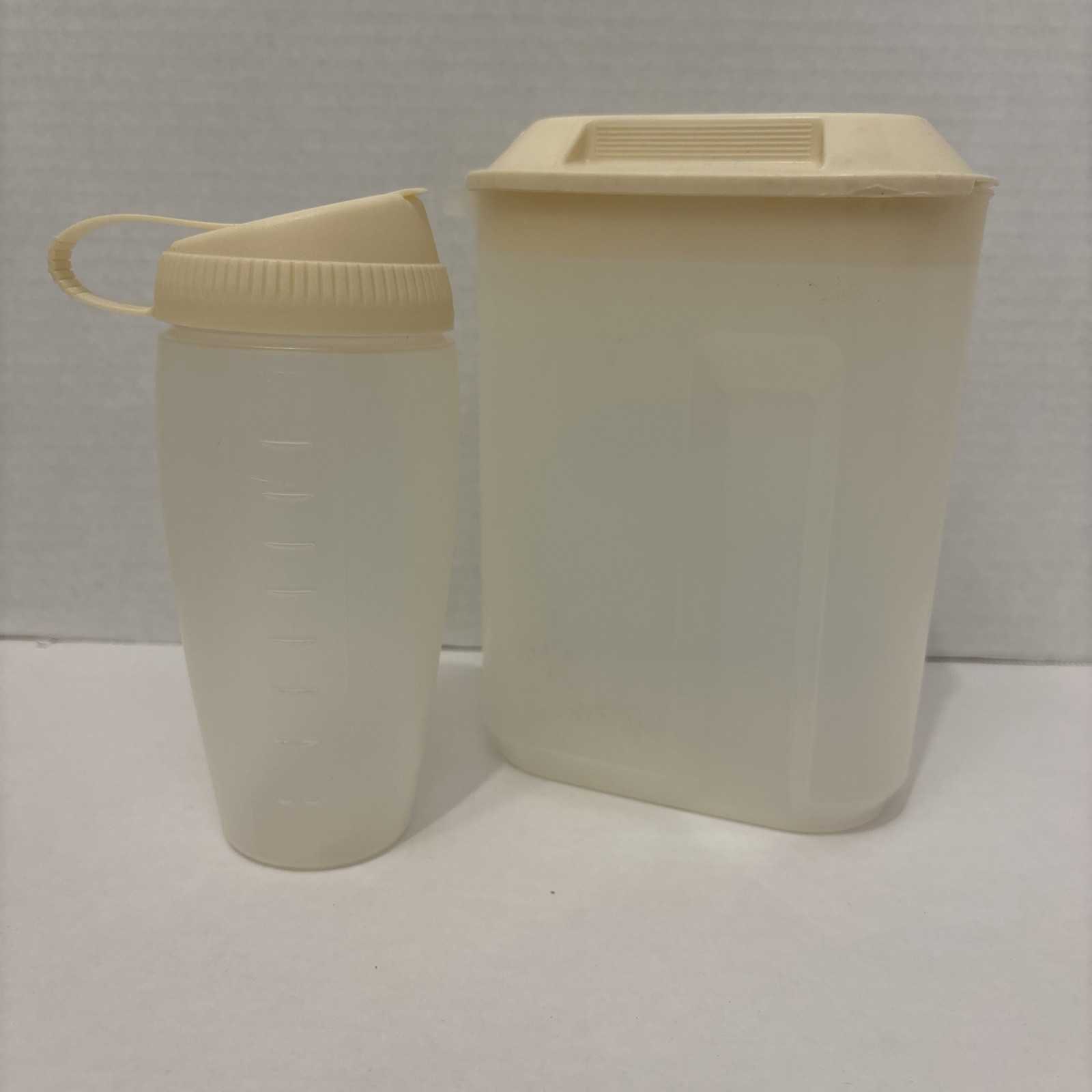 Vintage Rubbermaid Servin’ Saver Set – 1.5 Qt Dispenser & 16oz Shaker