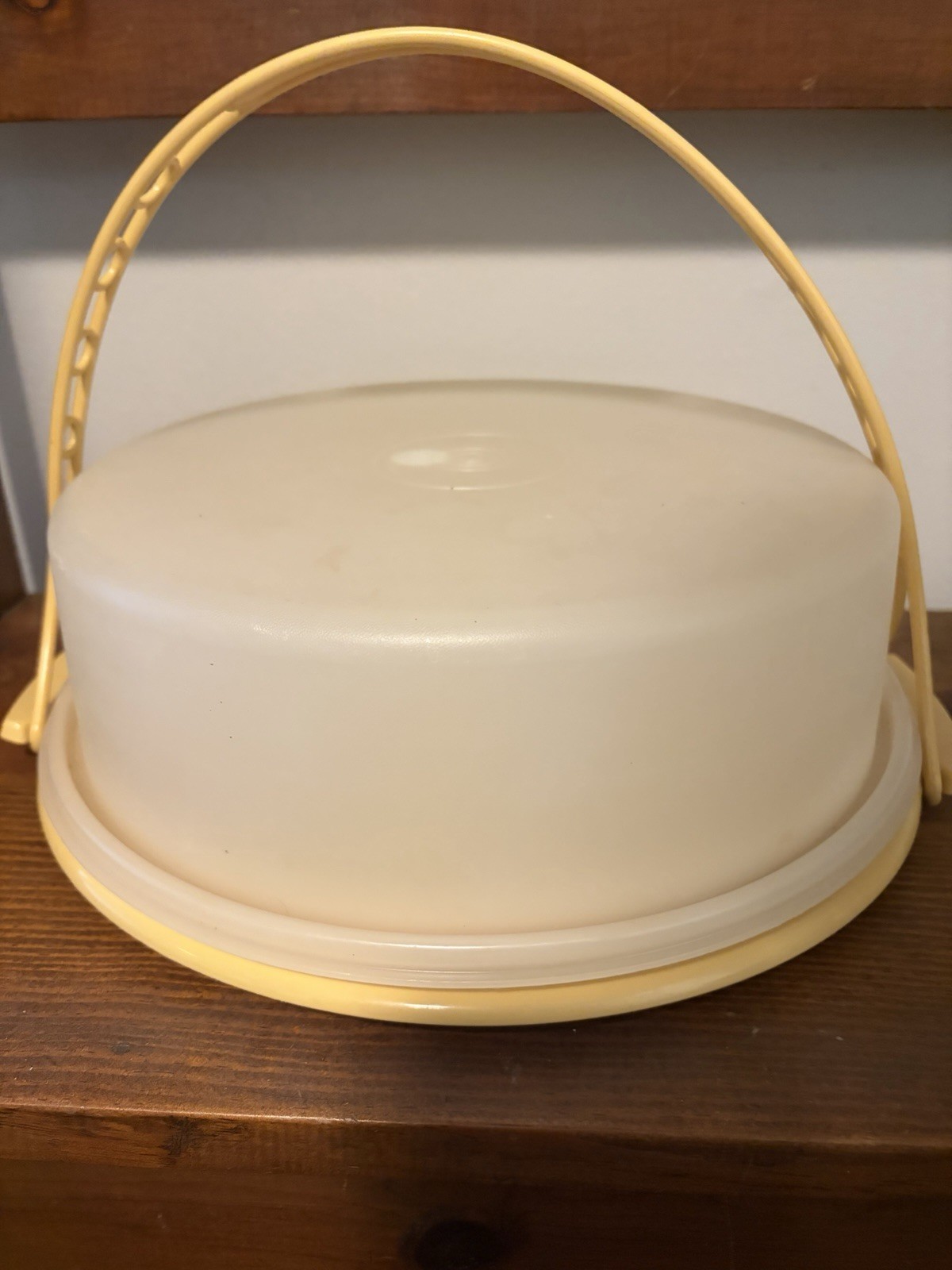 Vintage Tupperware Pie Cake Keeper Taker Carrier 719-2 Harvest Gold With Handle