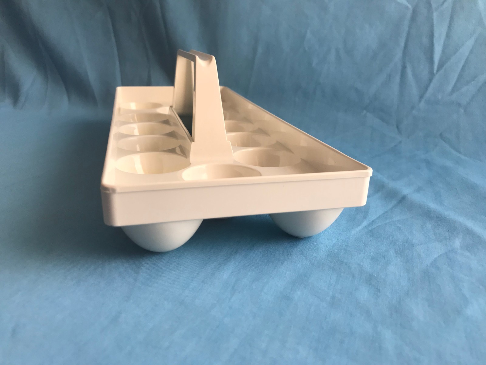 Pre-Owned Vintage Almond Plastic Refrigerator Egg Carrier / Holder for 14 Eggs
