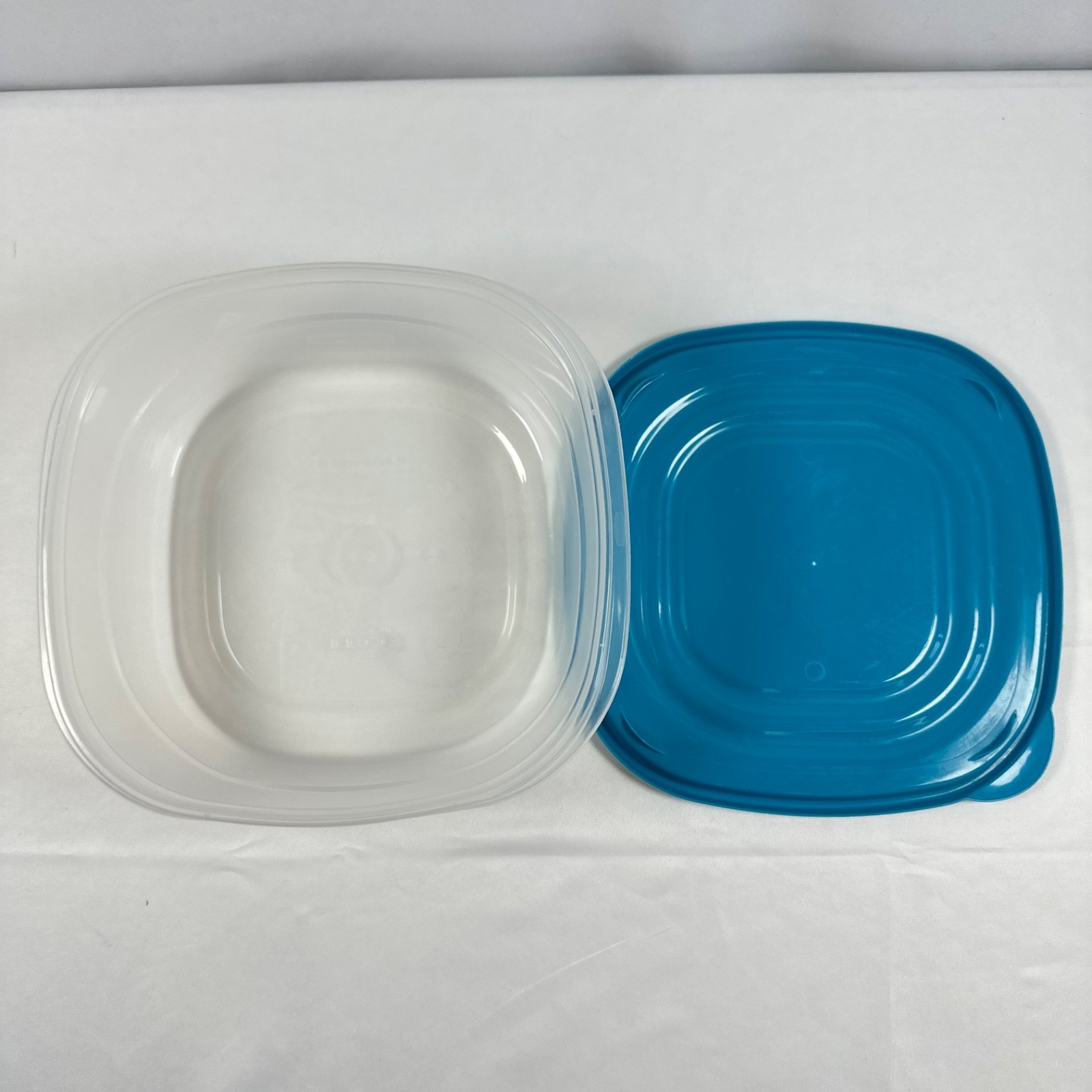 Large Rubbermaid TakeAlongs 11.7 Cups, 2.77 Liters, Blue Snap On Lid, 2K47 1