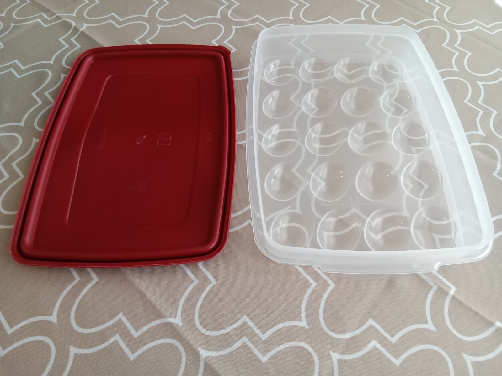 Rubbermaid Servin Saver 20 Deviled Egg Keeper Storage with Red Lid 0070