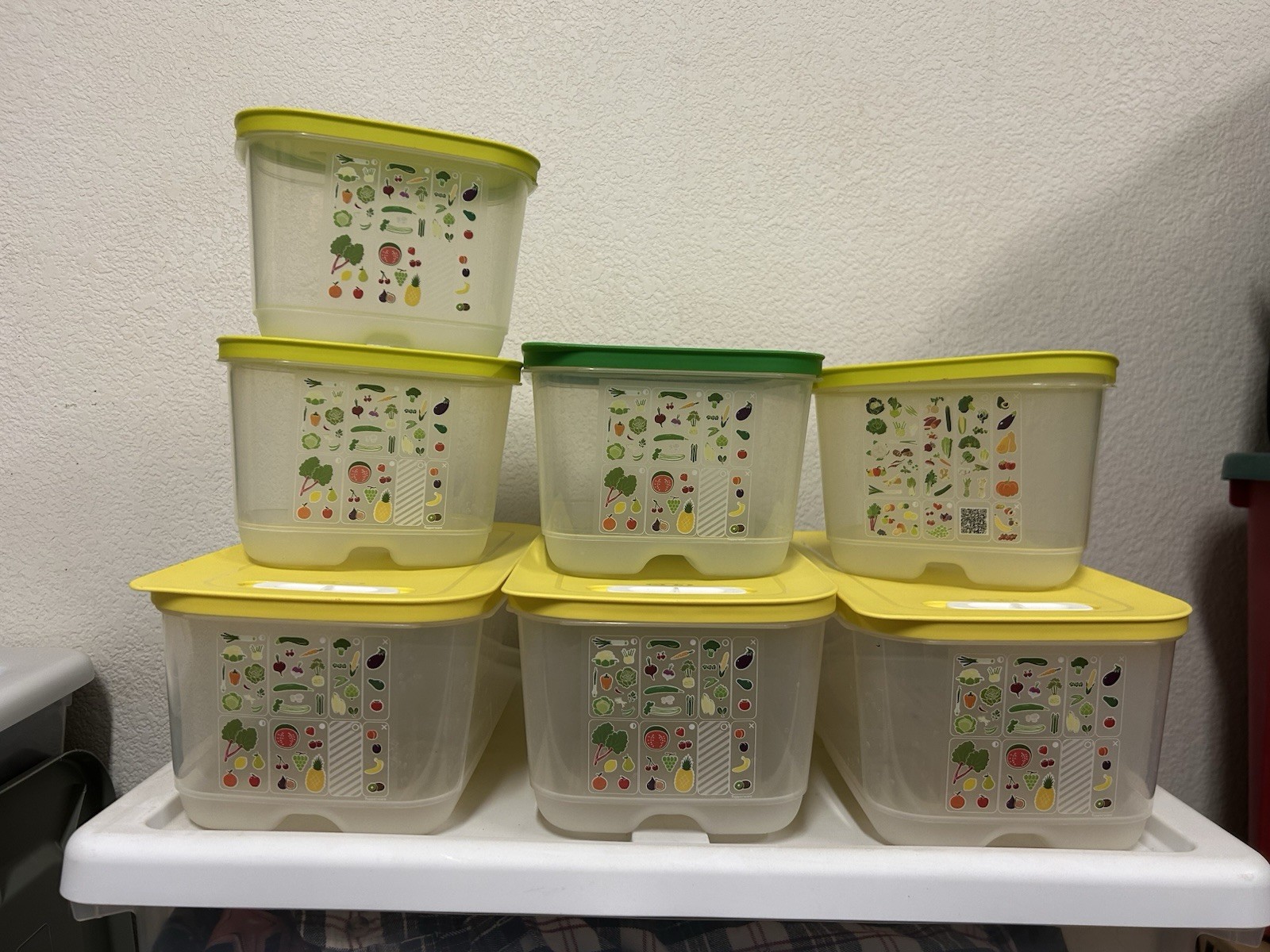 Tupperware FridgeSmart Lot Of 7 Containers With Lids, 6.1L, 4.4L, 1.8L