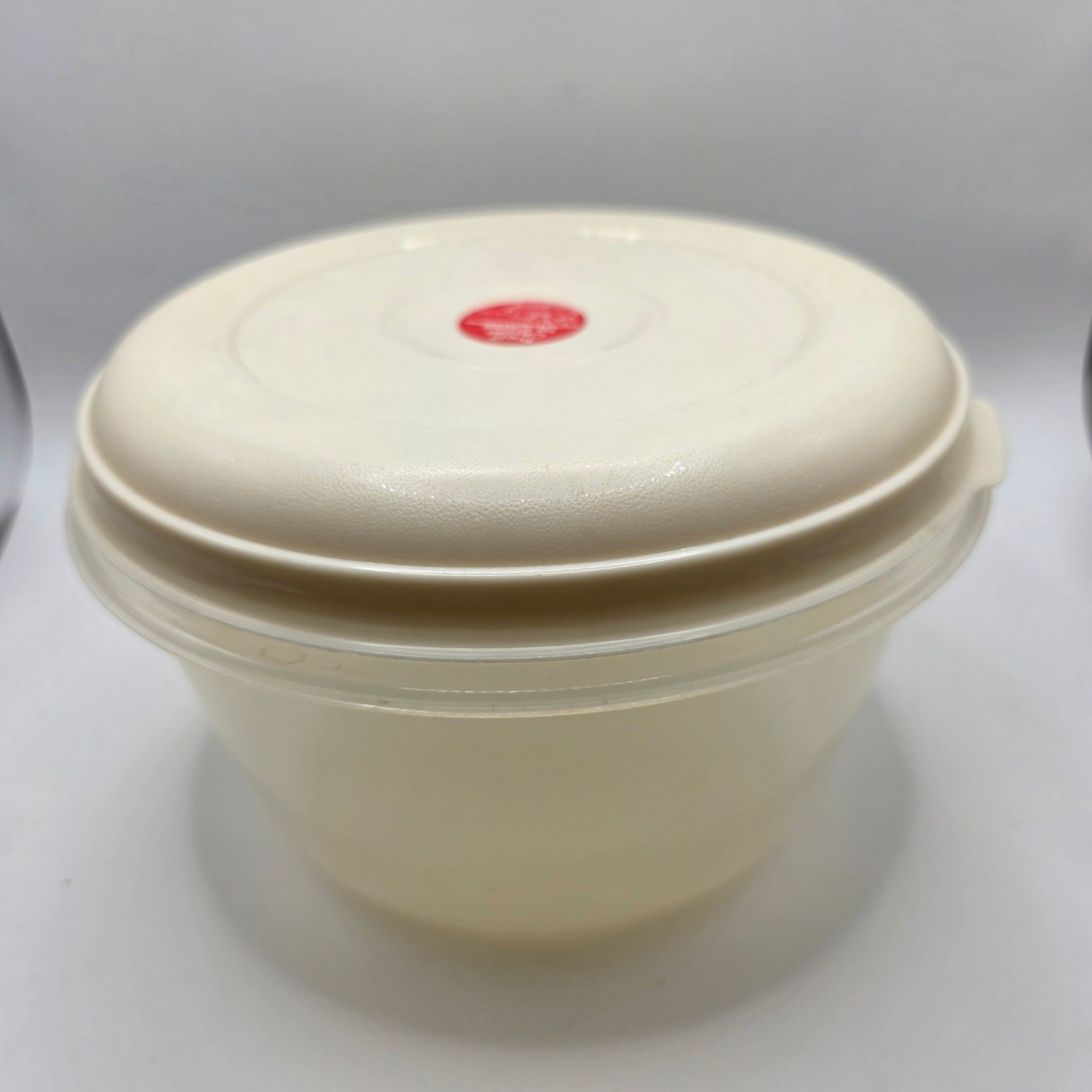 Vintage Rubbermaid Servin Saver 72oz 2.1L Round Food Storage Container HS-900