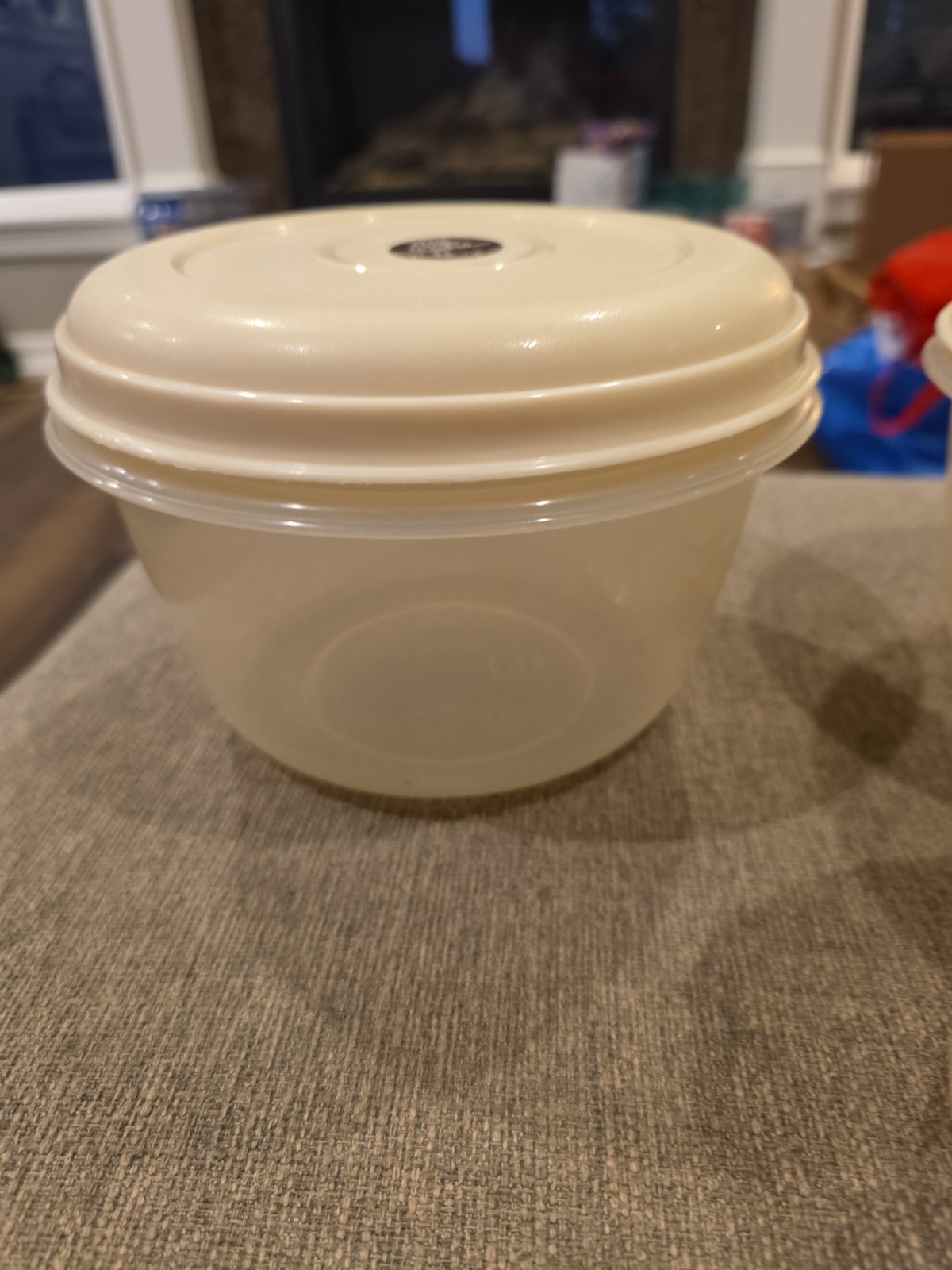 VTG Rubbermaid Servin Saver 2 6 Cup #3 and 1 3 Cup #7 Sheer with Almond Lids