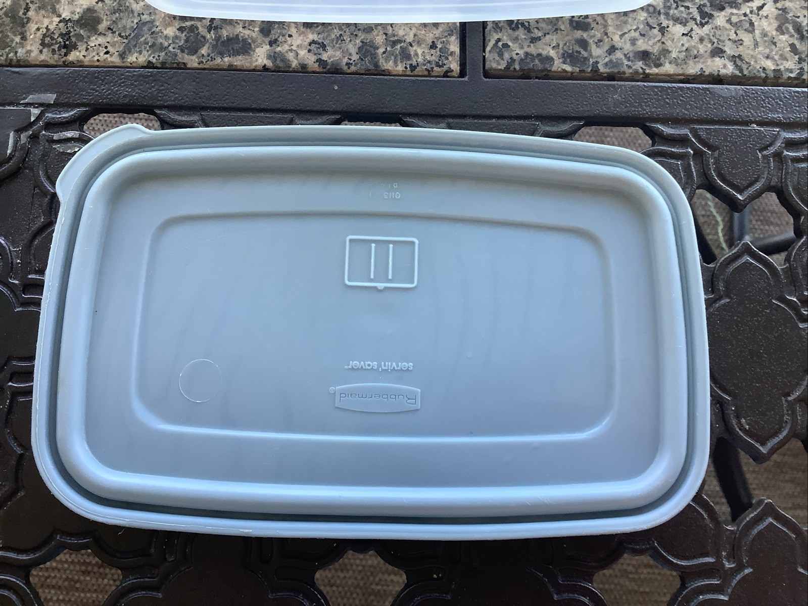 Rubbermaid Servin’ Saver # 11 Storage Container Blue Lid 24 oz Rectangle 0114