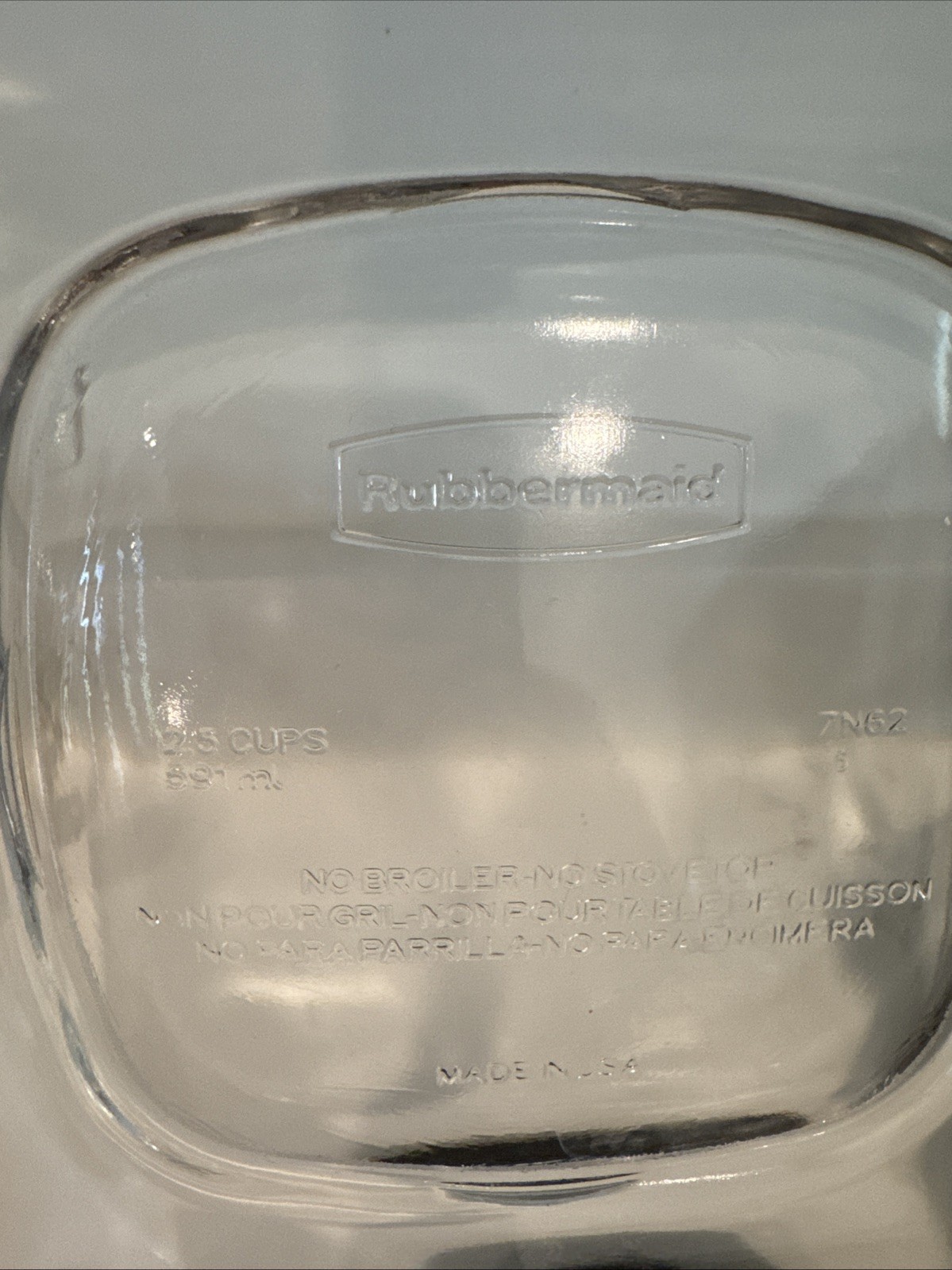 2 Rubbermaid Glass Food Storage Containers w/Lids 7N63-4 Cup and 7N62- 2.5 Cup