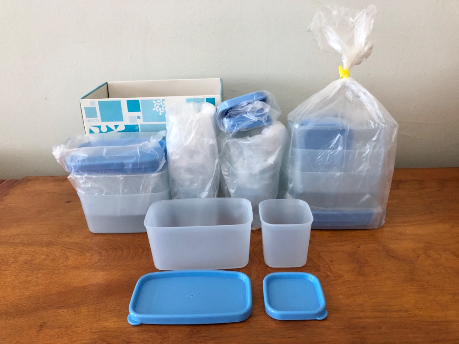 TUPPERWARE HANDY FUNCTIONAL PETITE SQUARE CONTAINERS (14 PIECES)*NEW IN ORG BOX*