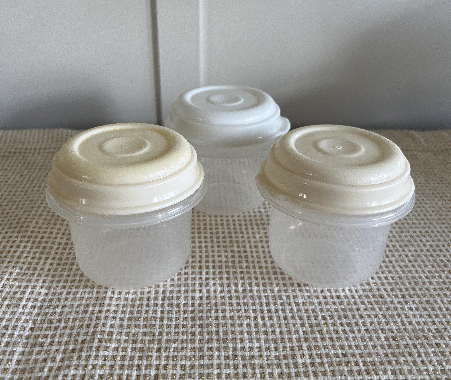 VINTAGE RUBBERMAID 5 PCS 2 . 1/2 C. 1 C. ROUND & 2 C. SQUARE ~ ALMOND LIDS
