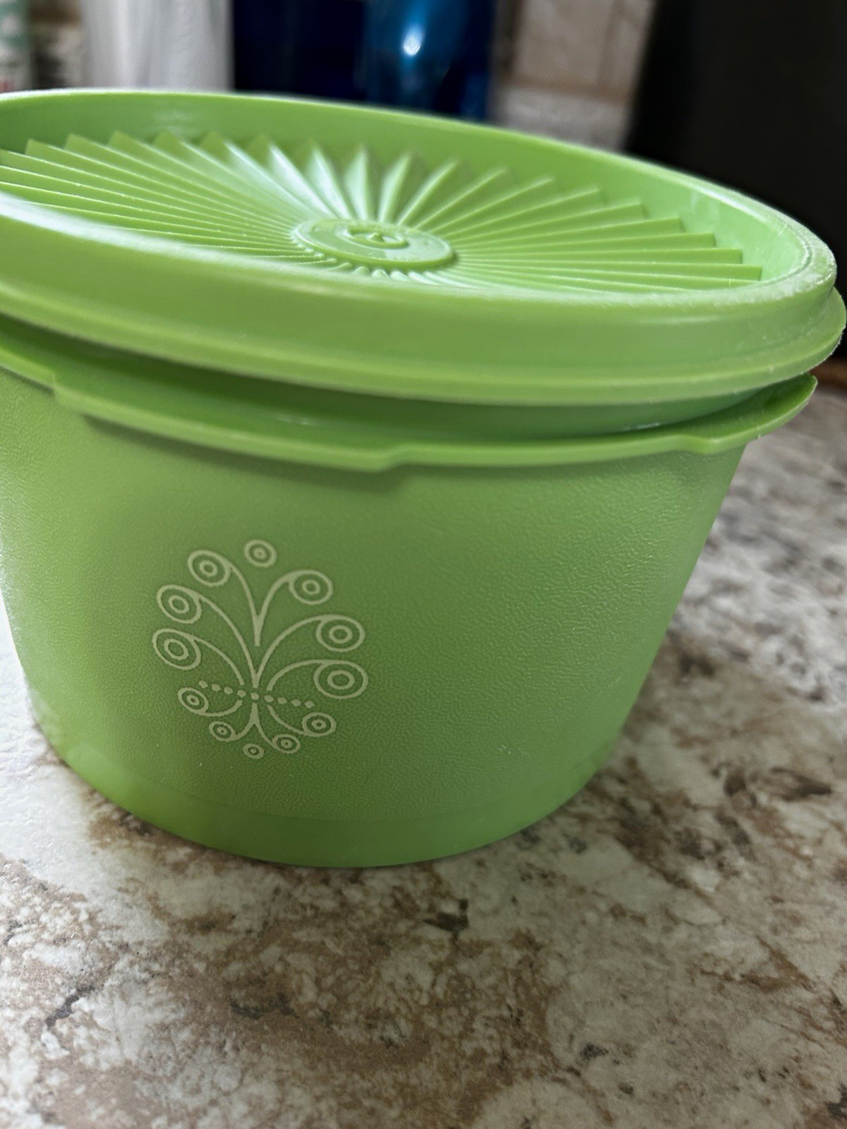 Tupperware Vintage Green Round 1 Qt Food Storage Container Snap Lid Made USA